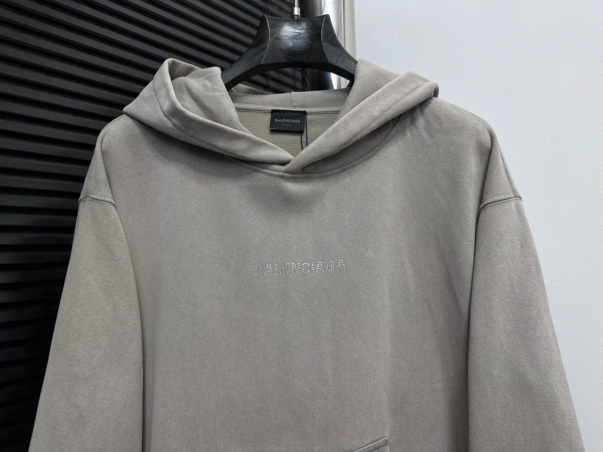 🅿️330 [BALENCIaGA] Paris small letters rhinestone washed hooded sweatshirt. The fabric is made of 400g Paris-specific double yarns*high weight double yarn ribs. It is pressed using a high-temperature air machine. The high-temperature gas contacts the fabric and uses heat energy and pressure to press the fabric to ensure uniform heat distribution. The fabrics have been washed and aged. It has a better hand feel and texture. It is not easy to deform, not easy to shrink, not easy to fade, and maintains long-term beauty. Same style for men and women! ! Size: S-XL