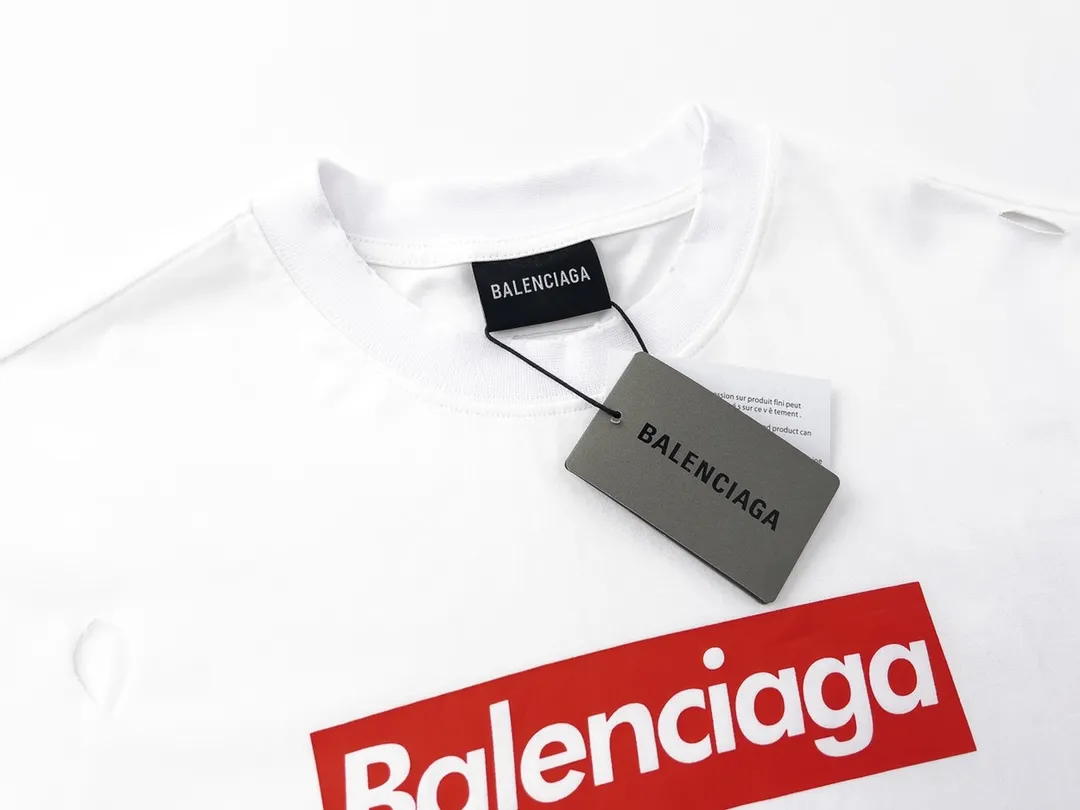 🅿️180 detailed pictures [Top version. Official website quality] 2023 latest catwalk show BALENCI*GA/Paris co-branded Supreme front classic LOGO combination printed short-sleeved T-shirt# Ready-to-wear worn and very exaggerated destruction design, in line with Paris's past abstract design. The fabric is made of Paris ZP custom-woven and dyed cotton double yarn. Weighing 260 grams, the cloth surface is clean. The cloth pattern is clear, soft and comfortable. The color fastness is good. It is not easy to change color. The threads are dyed with no color difference. The classic letter LOGO printing uses imported glue. The effect is three-dimensional and there are no burrs. The version adopts OS loose shoulder version. Same style for men and women. Code: BL223096 Color: White Size: XS to L
