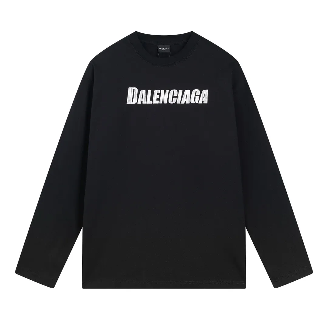 🅿️196 Detailed picture [Top version. Official website quality] BALENCI*GA/Paris. New style. Classic letter LOGO cracked print old and worn long-sleeved T-shirt. Brick cabinet synchronization. The fabric is made of Paris ZP custom-woven and dyed 100% cotton double yarn compact cotton. The weight is 260 grams, the cloth surface is clean. The cloth pattern is clear, soft and comfortable. The threads are dyed with no color difference. The classic pattern is printed with environmentally friendly imported materials, and the letters are cracked and printed. The letters are clear and the effect is three-dimensional. Restored brick cabinet. The garments are hand-worn and distressed by many people. They are very different from the market currency. You are welcome to compare. The version adopts the OS loose shoulder design. Same style for men and women. Coding: BL225009 Color: black, brown Size: XS S M L