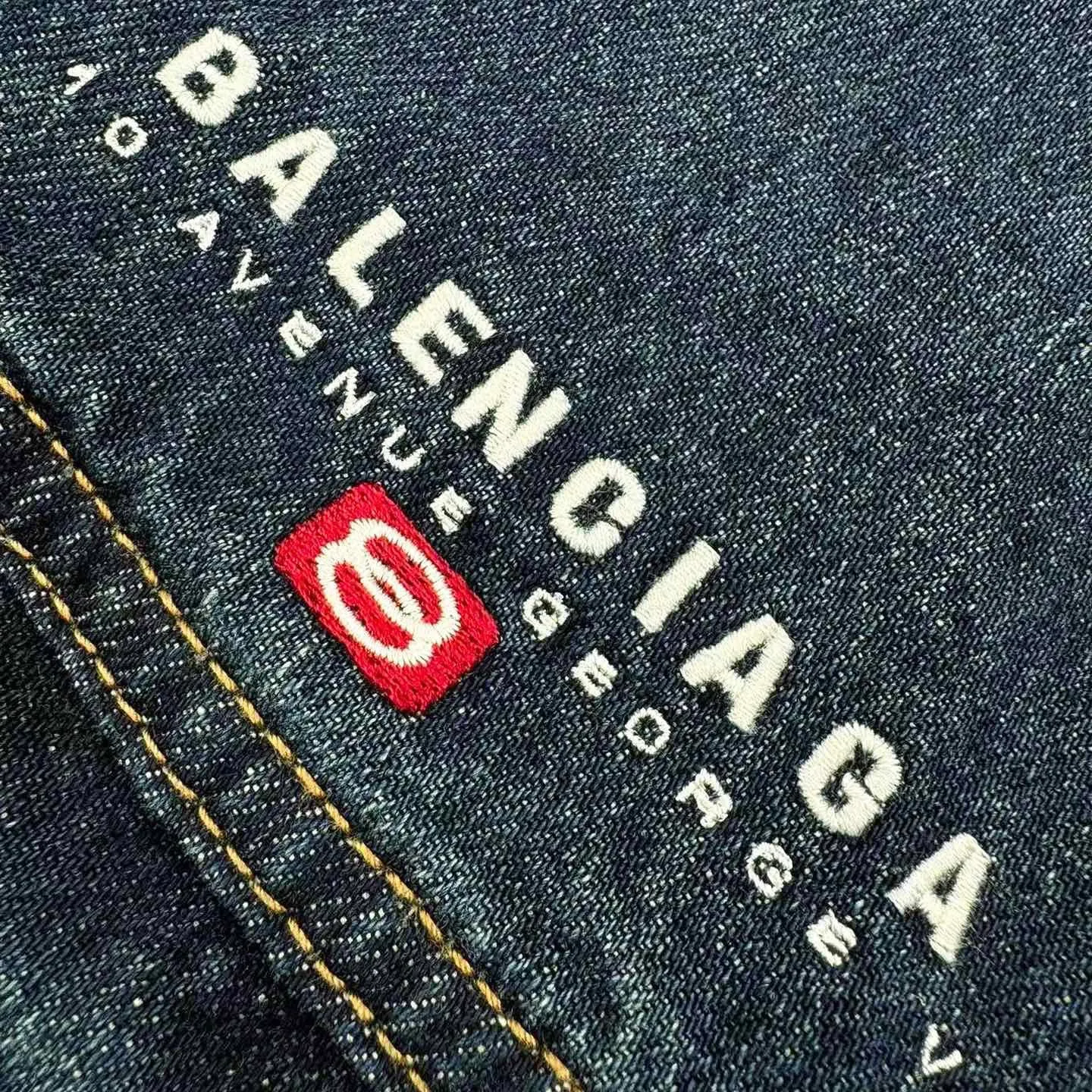 🅿️680 [Exclusive supply] BLCG double-ring embroidered fake two-piece hooded denim jacket. The original purchase was RMB 18,500. The fabric is made of customized fog blue lock pattern pure cotton denim and red flame brushed sweatshirt material. It has excellent texture, is as moist as cotton, and is comfortable and close to the skin. It uses classic indigo denim as the main tone, and the dazzling red flame red makes quantum leaps between fibers, directly touching the depths of the soul. Unity The sporticon art work embroidery reconstructs the brand totem with thousands of stitches and threads. It is highly recognizable. The drawstring-free hood is ingeniously designed. Unique tailoring outlines a futuristic silhouette. The details are sublimated into a subversive fashion statement. The denim jacket is no longer limited to a single style positioning. It is either defined by tradition or redefined by rebellion, using imported machine embroidery technology. Use advanced computer control systems and precision mechanical components to realize the unity sporticon art work embroidery operation. High precision. The lines are smooth and delicate, using the rotten edge hanging technology. The natural edge effect is achieved by physical abrasion on the edges. The combination of high-temperature steam and frosted paper removes fiber hairiness and color difference, showing unique holes and wear effects. The embedded stitching process is used. The stitching of denim and knitted fabrics can provide high-quality stitching effects. Smooth and tidy. Neat and tidy. Multi-position horse + sand scrubbing is used to rub specific parts with a high-pressure spray gun to achieve a local gradient effect. Then, the frosting technology is used to create a unique texture pattern. The workmanship is extremely complex. The time-consuming and labor-intensive electrolytic deep blue + stone mill fermentation washing process prioritizes the use of electrochemical reactions to change the color of the fabric, then mixes the fabric with abrasives through a grinder and uses hot water for cleaning to achieve a specific washing effect. Size:1-2-3-4
