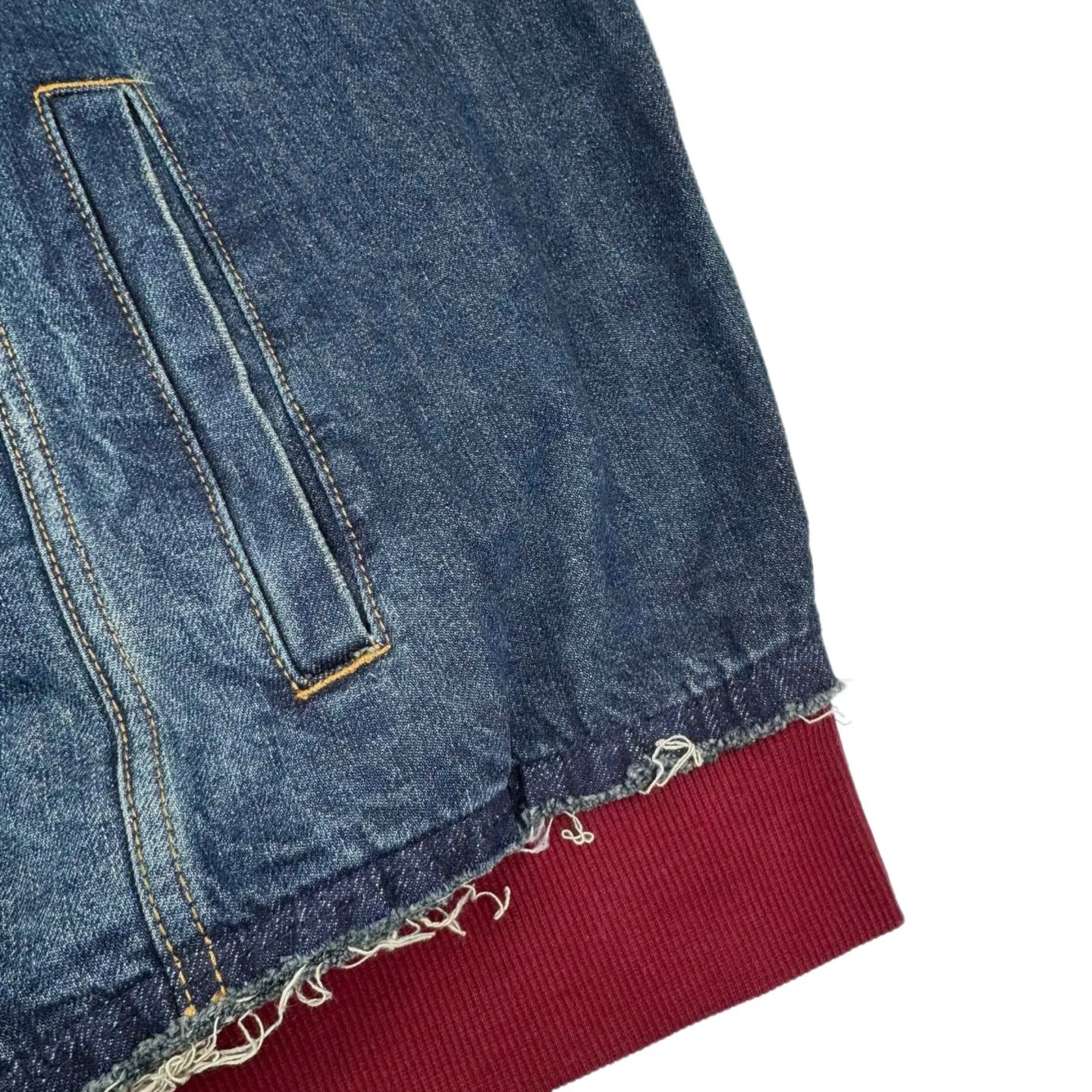 🅿️680 [Exclusive supply] BLCG double-ring embroidered fake two-piece hooded denim jacket. The original purchase was RMB 18,500. The fabric is made of customized fog blue lock pattern pure cotton denim and red flame brushed sweatshirt material. It has excellent texture, is as moist as cotton, and is comfortable and close to the skin. It uses classic indigo denim as the main tone, and the dazzling red flame red makes quantum leaps between fibers, directly touching the depths of the soul. Unity The sporticon art work embroidery reconstructs the brand totem with thousands of stitches and threads. It is highly recognizable. The drawstring-free hood is ingeniously designed. Unique tailoring outlines a futuristic silhouette. The details are sublimated into a subversive fashion statement. The denim jacket is no longer limited to a single style positioning. It is either defined by tradition or redefined by rebellion, using imported machine embroidery technology. Use advanced computer control systems and precision mechanical components to realize the unity sporticon art work embroidery operation. High precision. The lines are smooth and delicate, using the rotten edge hanging technology. The natural edge effect is achieved by physical abrasion on the edges. The combination of high-temperature steam and frosted paper removes fiber hairiness and color difference, showing unique holes and wear effects. The embedded stitching process is used. The stitching of denim and knitted fabrics can provide high-quality stitching effects. Smooth and tidy. Neat and tidy. Multi-position horse + sand scrubbing is used to rub specific parts with a high-pressure spray gun to achieve a local gradient effect. Then, the frosting technology is used to create a unique texture pattern. The workmanship is extremely complex. The time-consuming and labor-intensive electrolytic deep blue + stone mill fermentation washing process prioritizes the use of electrochemical reactions to change the color of the fabric, then mixes the fabric with abrasives through a grinder and uses hot water for cleaning to achieve a specific washing effect. Size:1-2-3-4