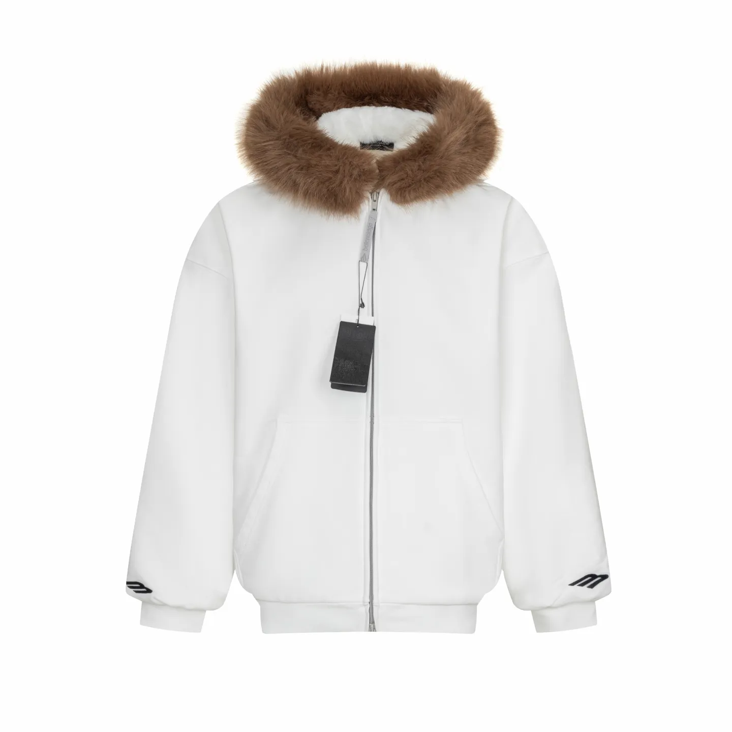 🅿️780 [Exclusive supply] BLCG 25FW SKIWEAR series fur collar hooded jacket (white). The original version was purchased for 14,935 and developed, integrating sports functions and high-end design. The overall design adopts a loose, dropped-shoulder version, taking into account both comfort and style. Features a functional zipper and two utility pockets at the front, while gathering at the cuffs and waist enhances the fit. The lining of the clothing is made of cotton velvet, which is soft to the touch and has excellent thermal insulation effect. The concept of environmental protection runs through the design, and the plush collar and hood are made of animal-free faux fur fabrics, which combines texture and sustainability. The details highlight the level of craftsmanship: the fur collar of the hoodie has been finely processed to simulate the fluffy visual effect of real fur; the logo on the chest is presented through thousands of three-dimensional embroidery, which is rich in layering; the sleeves are decorated with 3B sports icon artwork embroidery, injecting the brand's iconic sports aesthetic elements. The entire sweatshirt pays attention to fabric texture and detailed decoration, creating a fashionable item for winter outdoor wear. Size:XS-S-M-L