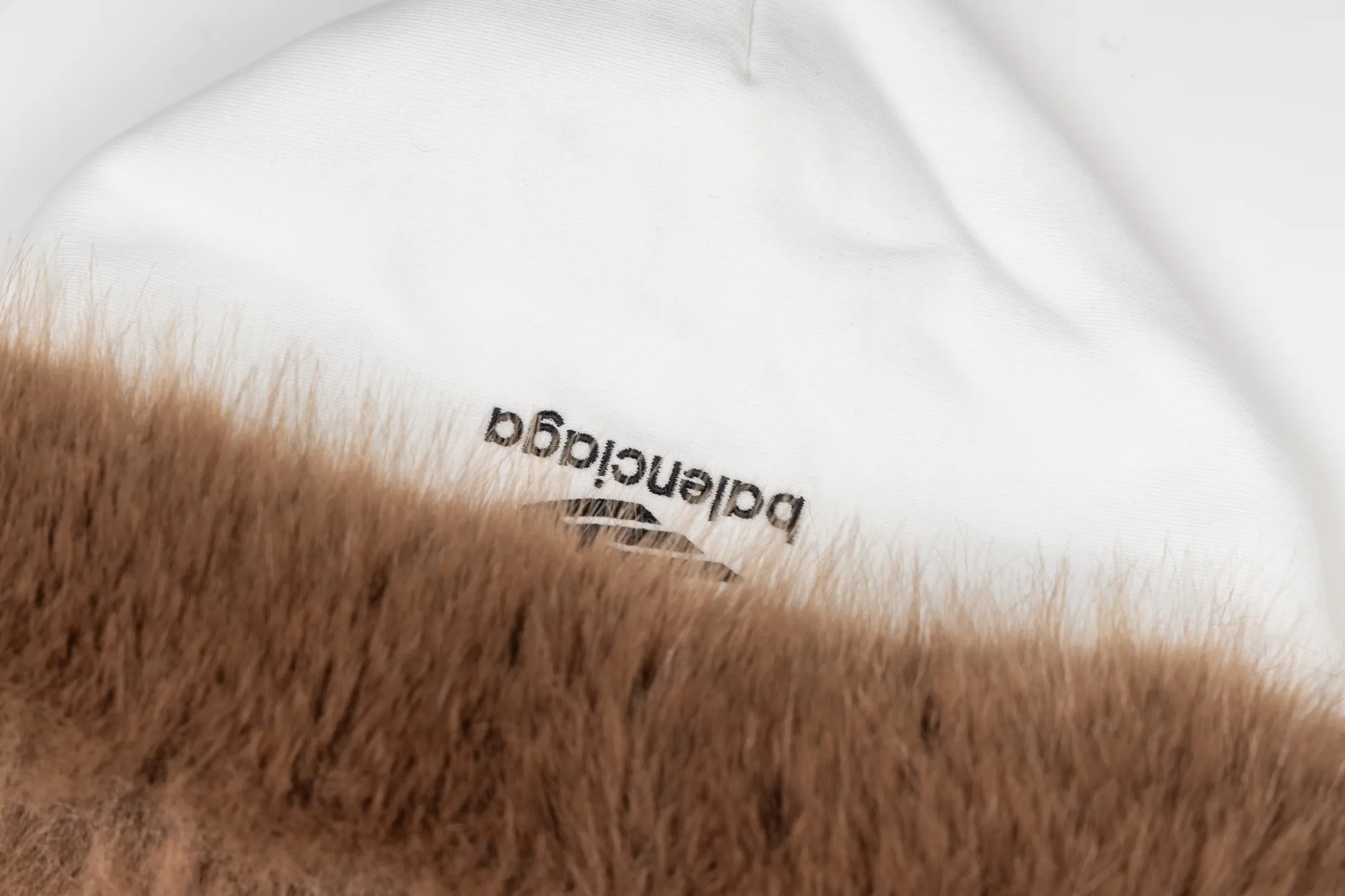 🅿️780 [Exclusive supply] BLCG 25FW SKIWEAR series fur collar hooded jacket (white). The original version was purchased for 14,935 and developed, integrating sports functions and high-end design. The overall design adopts a loose, dropped-shoulder version, taking into account both comfort and style. Features a functional zipper and two utility pockets at the front, while gathering at the cuffs and waist enhances the fit. The lining of the clothing is made of cotton velvet, which is soft to the touch and has excellent thermal insulation effect. The concept of environmental protection runs through the design, and the plush collar and hood are made of animal-free faux fur fabrics, which combines texture and sustainability. The details highlight the level of craftsmanship: the fur collar of the hoodie has been finely processed to simulate the fluffy visual effect of real fur; the logo on the chest is presented through thousands of three-dimensional embroidery, which is rich in layering; the sleeves are decorated with 3B sports icon artwork embroidery, injecting the brand's iconic sports aesthetic elements. The entire sweatshirt pays attention to fabric texture and detailed decoration, creating a fashionable item for winter outdoor wear. Size:XS-S-M-L