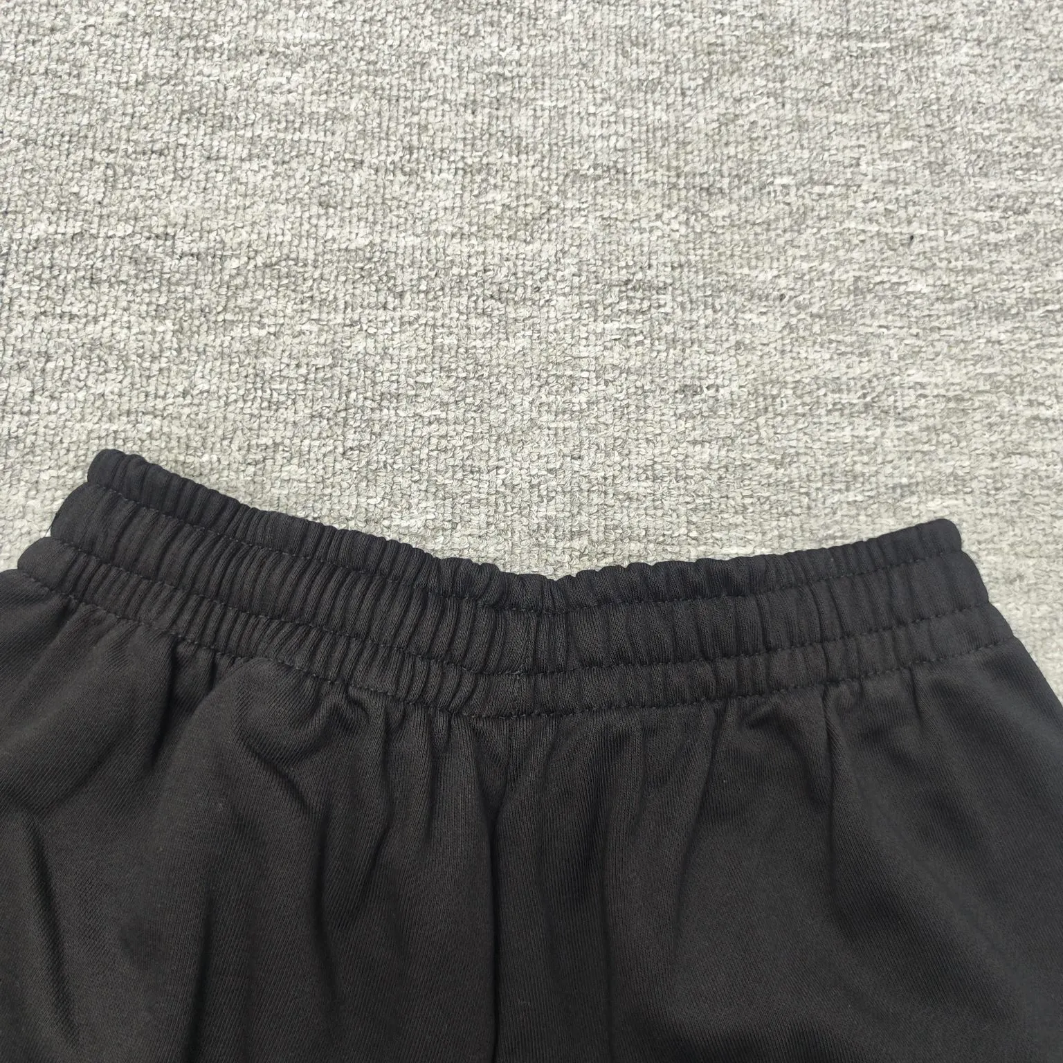 The top version of Balenciga/Balenciaga Dissolved Coca-Cola shorts are the same style for male and female stars. Pure cotton terry fabric, thick hand feel, contrast-dyed fabric, hand-painted spray-dissolved effect pattern, ultra-fine flat screen printing process, full of fashion sense, using fine gauze material as the screen, dyed pure cotton fabric, OS version, complete with three standards, same style for men and women. New style shorts, pure cotton terry fabric, thin fabric is soft and comfortable, the whole body is heavily distressed and washed, the latest Coke atomized watermark design, loose fit, same as for men and women, size xssml [Washing instructions: Cotton, hand wash recommended, gentle pressure, wash with warm or cold water below 30℃, separate dark and light colors during washing, not suitable for exposure to the sun] Size: S-XL Color: black and white P:310