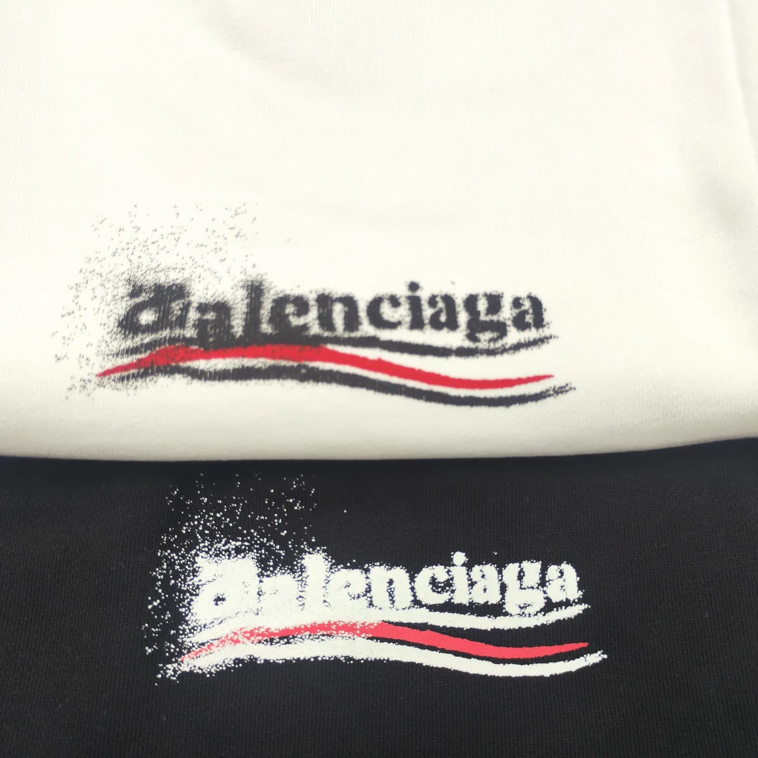 The top version of Balenciga/Balenciaga Dissolved Coca-Cola shorts are the same style for male and female stars. Pure cotton terry fabric, thick hand feel, contrast-dyed fabric, hand-painted spray-dissolved effect pattern, ultra-fine flat screen printing process, full of fashion sense, using fine gauze material as the screen, dyed pure cotton fabric, OS version, complete with three standards, same style for men and women. New style shorts, pure cotton terry fabric, thin fabric is soft and comfortable, the whole body is heavily distressed and washed, the latest Coke atomized watermark design, loose fit, same as for men and women, size xssml [Washing instructions: Cotton, hand wash recommended, gentle pressure, wash with warm or cold water below 30℃, separate dark and light colors during washing, not suitable for exposure to the sun] Size: S-XL Color: black and white P:310