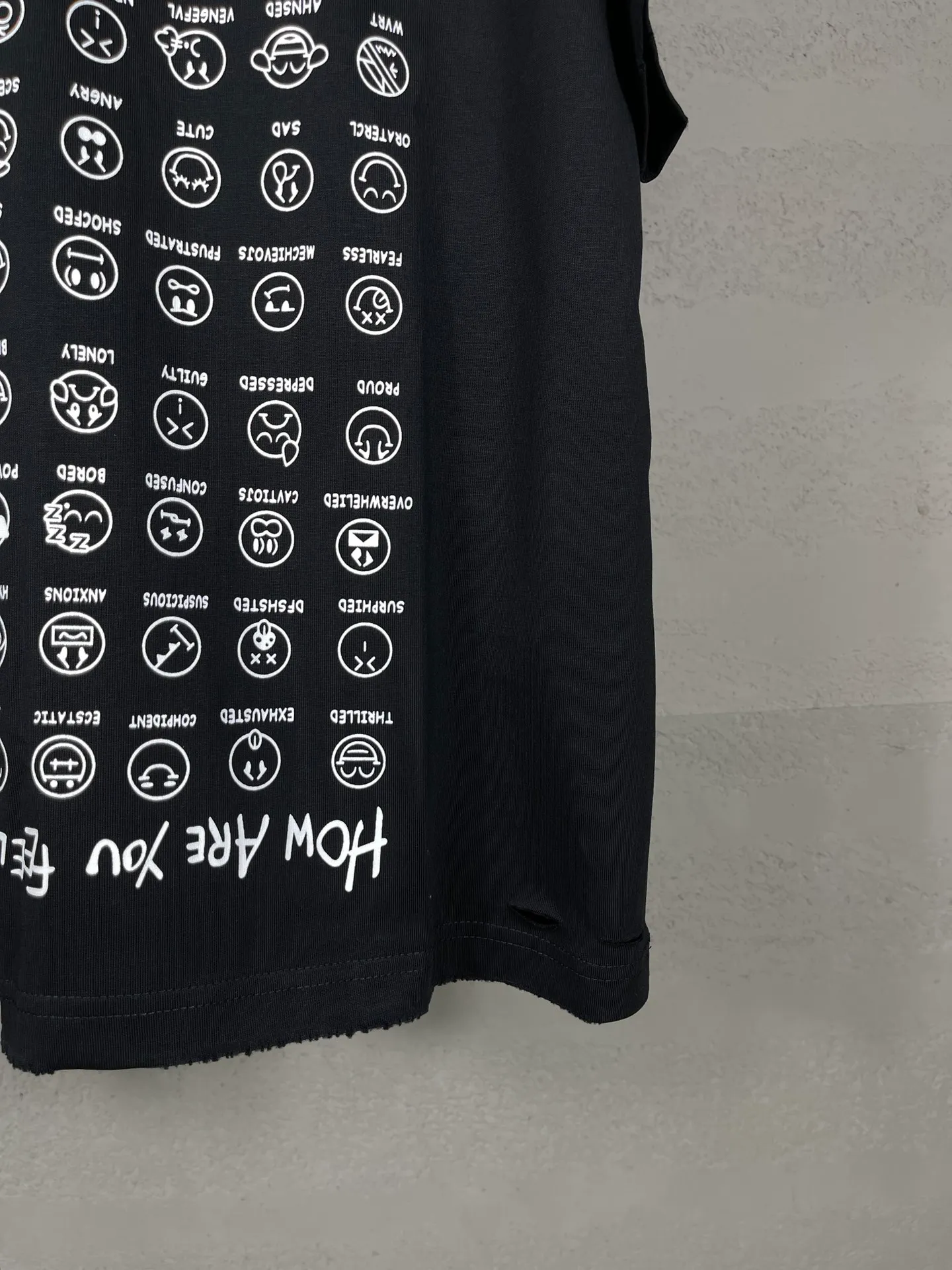 🅿️190 real photos [Top version. Official website quality] BALENCI*GA/Paris. SS25 latest smiley face collection printed washed, distressed and worn short-sleeved T-shirt. Ready-to-wear, many distressed and worn. Brick cabinets are synchronized. Genuine products are developed at the first time, and you can print and compare! The fabric is made of Paris ZP custom-woven and dyed cotton double yarn. Weighing 260 grams, the cloth surface is clean. The cloth pattern is clear, soft and comfortable. The threads are dyed with no color difference. The printing is made of environmentally friendly imported materials. The letters are clear and the effect is three-dimensional. The version adopts OS loose shoulder design. Same style for men and women. Code: BL223610 Color: black, off-white Size: XS S M L