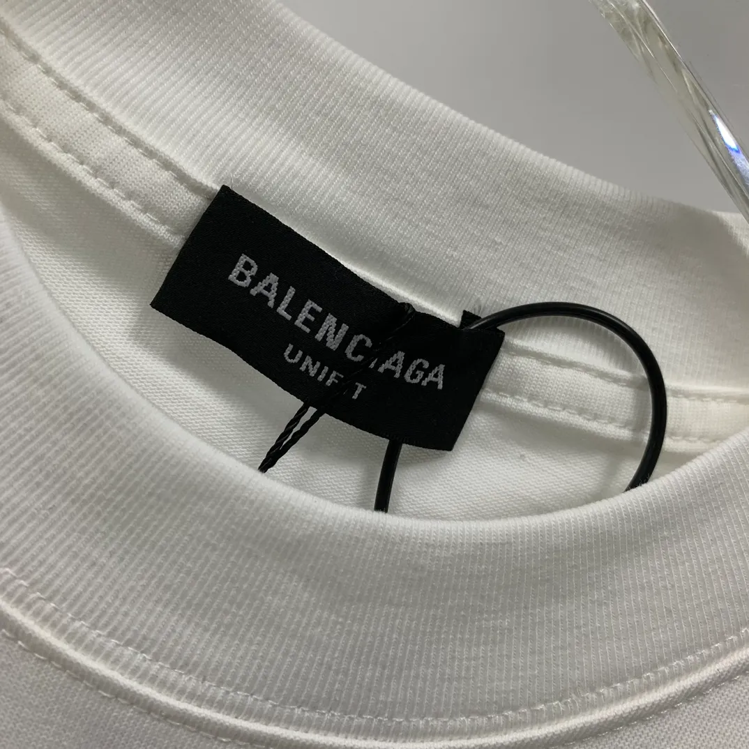 [New] Top tried and tested version Balenciaga 23SS new 3D lettered cotton short-sleeved T-shirt Balenciaga was founded by Cristobal Balenciaga, a great genius designer known as the representative of the 20th century. For more than half a century since the brand was founded, Balenciaga has been famous for its fashionable elegance in the fashion industry. You can find any of your favorite logos on the front and back of this piece, Ness.  The front and rear printing uses low-coverage screen printing technology, and the glue is imported. The printing is very delicate, and the scratched out problems are very clear and there are no burrs. The fabric is made of 280g double-ply double-yarn pure cotton loose fabric, which is loose and breathable, has good drying effect, full drape and skin toning. Three-dimensional drawing technology + dot gradient printing, oversize dropped shoulders and large version, easy to match, same style for men and women! Color: Black White Size: XS S M L P: 260