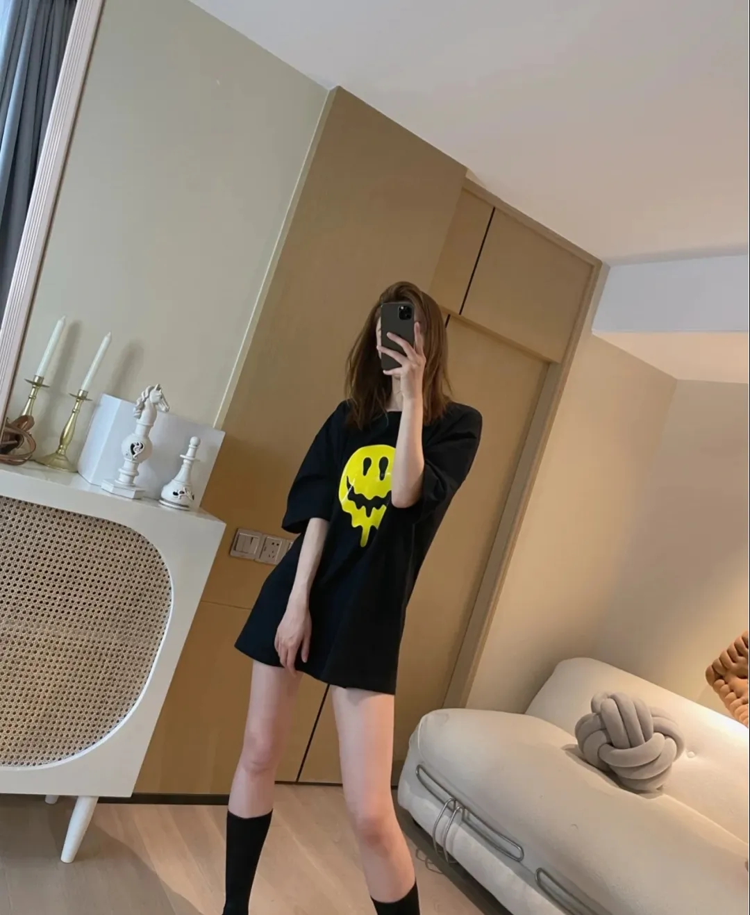 ♻️💯Upper body reference model picture❤️BALENCIAGA yellow dissolving smiley back skull scissor hands logo Balenciaga male and female couple loose pure cotton short sleeves The version that was snapped up for 5100 yuan last year, the original version was developed with special printing technology, embroidery design, fabric and version. Made of 32S/1*2 fine cotton double yarn plain weave, 280 grams; matched with 32S/1*2 fine cotton double yarn 1*1 rib. Melting smiley face printing on the front panel: It mainly uses extremely green and environmentally friendly printing silica gel. Silica gel is a highly active adsorption material and is an amorphous substance. Insoluble in water and any solvent, non-toxic and odorless. Special transparent glue is printed on the surface, which has the original viscosity effect. The high transparency does not affect the color glue effect. Back panel skull pattern embroidery: The embroidery thread is made of mercerized material, which is more flexible and glossy than ordinary embroidery thread. The front and rear craftsmanship is restored 1V1, and the version has a classic dropped shoulder oversize design. Color: Black White Size: XS-L P:270