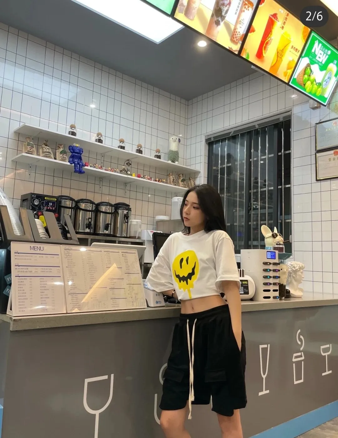 ♻️💯Upper body reference model picture❤️BALENCIAGA yellow dissolving smiley back skull scissor hands logo Balenciaga male and female couple loose pure cotton short sleeves The version that was snapped up for 5100 yuan last year, the original version was developed with special printing technology, embroidery design, fabric and version. Made of 32S/1*2 fine cotton double yarn plain weave, 280 grams; matched with 32S/1*2 fine cotton double yarn 1*1 rib. Melting smiley face printing on the front panel: It mainly uses extremely green and environmentally friendly printing silica gel. Silica gel is a highly active adsorption material and is an amorphous substance. Insoluble in water and any solvent, non-toxic and odorless. Special transparent glue is printed on the surface, which has the original viscosity effect. The high transparency does not affect the color glue effect. Back panel skull pattern embroidery: The embroidery thread is made of mercerized material, which is more flexible and glossy than ordinary embroidery thread. The front and rear craftsmanship is restored 1V1, and the version has a classic dropped shoulder oversize design. Color: Black White Size: XS-L P:270