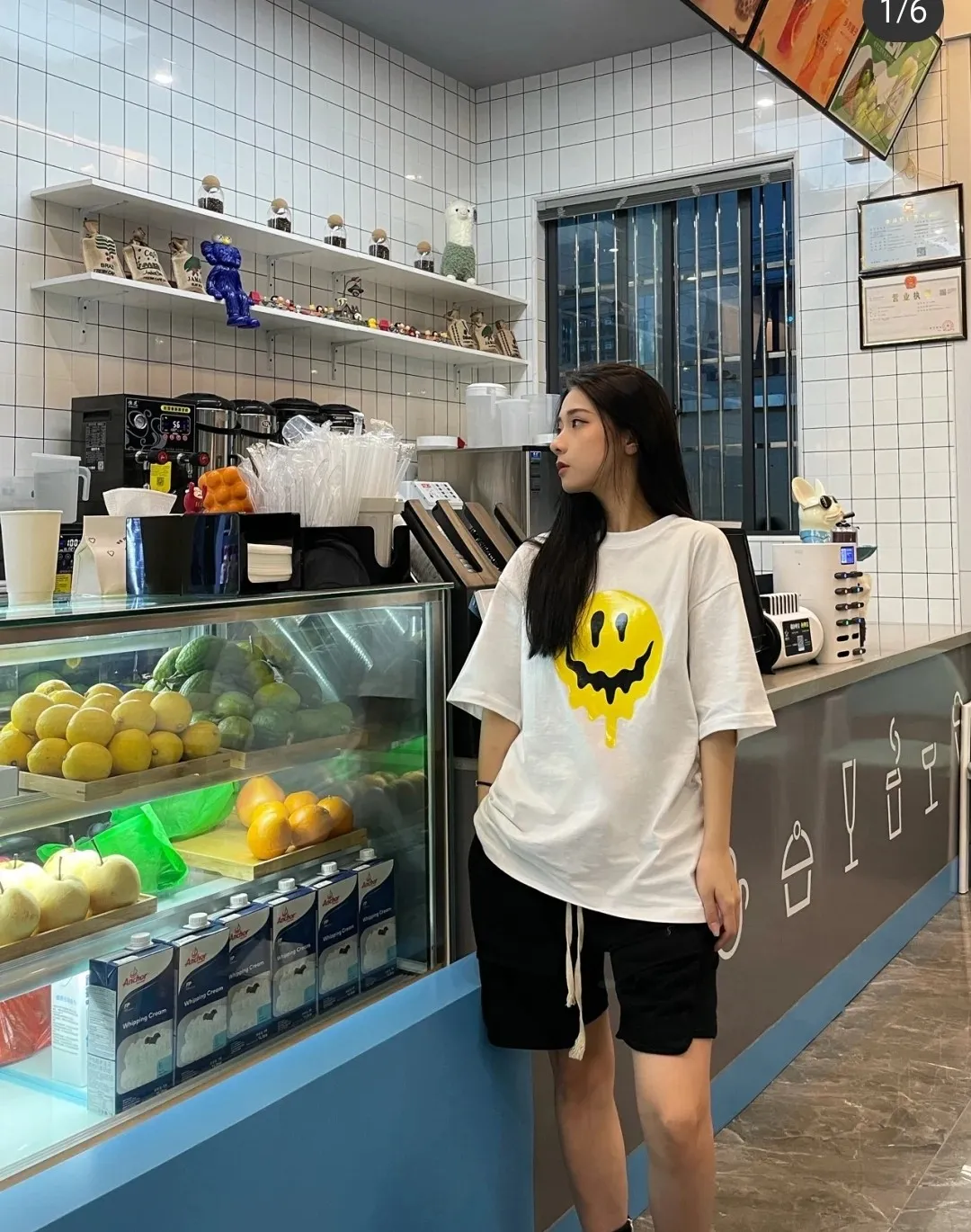 ♻️💯Upper body reference model picture❤️BALENCIAGA yellow dissolving smiley back skull scissor hands logo Balenciaga male and female couple loose pure cotton short sleeves The version that was snapped up for 5100 yuan last year, the original version was developed with special printing technology, embroidery design, fabric and version. Made of 32S/1*2 fine cotton double yarn plain weave, 280 grams; matched with 32S/1*2 fine cotton double yarn 1*1 rib. Melting smiley face printing on the front panel: It mainly uses extremely green and environmentally friendly printing silica gel. Silica gel is a highly active adsorption material and is an amorphous substance. Insoluble in water and any solvent, non-toxic and odorless. Special transparent glue is printed on the surface, which has the original viscosity effect. The high transparency does not affect the color glue effect. Back panel skull pattern embroidery: The embroidery thread is made of mercerized material, which is more flexible and glossy than ordinary embroidery thread. The front and rear craftsmanship is restored 1V1, and the version has a classic dropped shoulder oversize design. Color: Black White Size: XS-L P:270