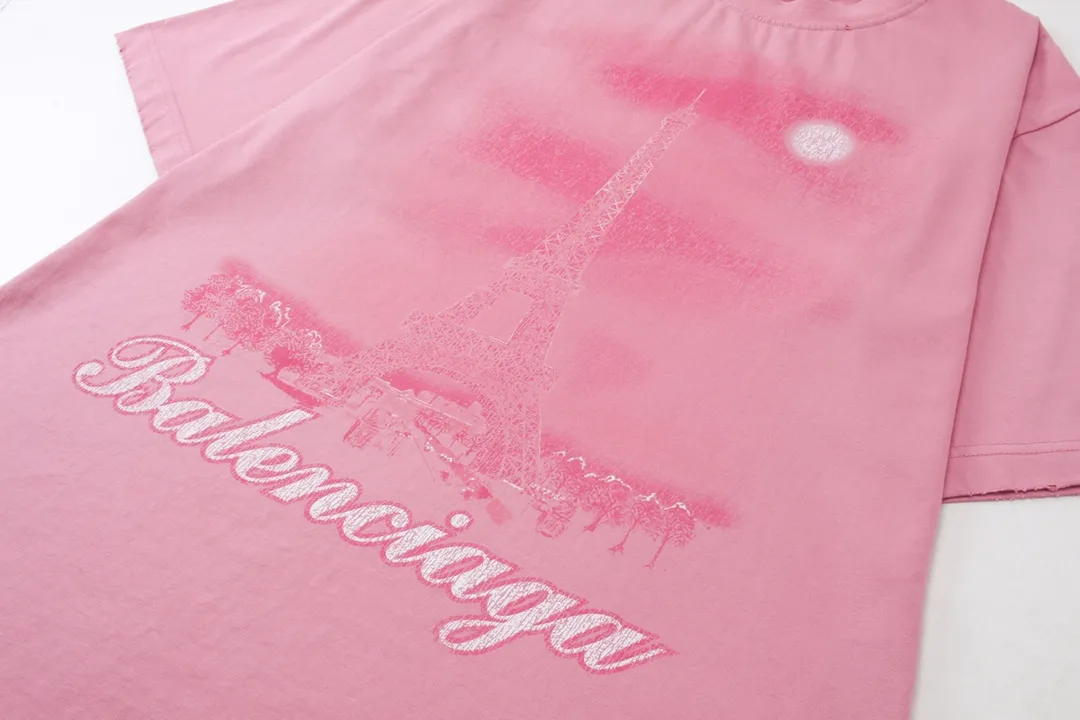 🅿️200 Detailed picture [Top version. Official website quality] BALENCI*GA/Paris. 2024 latest Paris Eiffel Tower inkjet gradient color printed washed and distressed short-sleeved T-shirt. Overweight craftsmanship, brick cabinet synchronization. ⚠️Distinguish market currency, genuine product development, welcome to compare! The weight is 260 grams, ground. The hand-painting is consistent with ZP, and the printing uses Kornit digital direct printing. The garments are washed and worn. The whole piece is designed with extra heavy craftsmanship. Comparisons welcome. The version adopts OS loose shoulder style. Same style for men and women. Code: BL223333 Color: pink, washed blue (the process of washing blue is different, and the price is also different) Size: XS to L