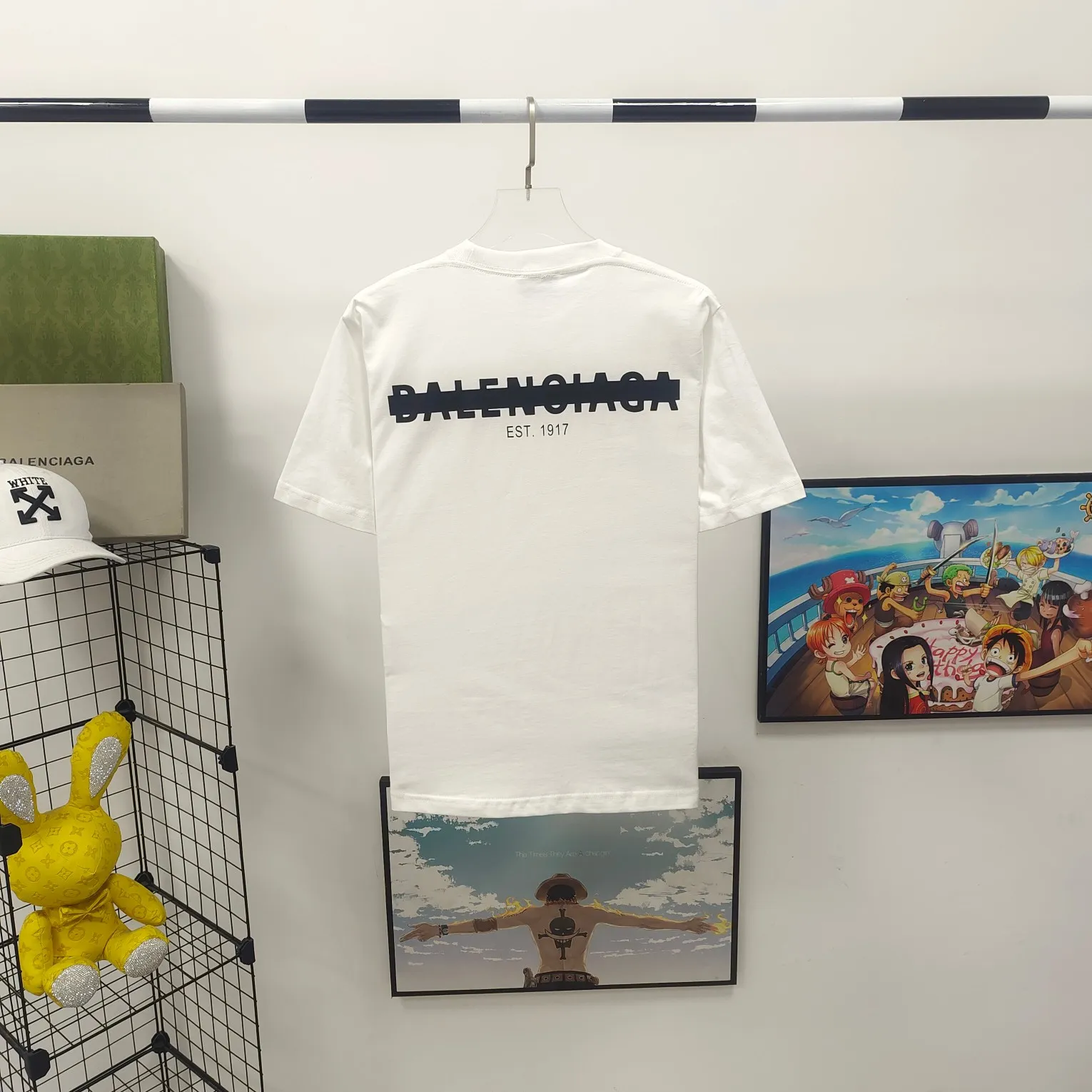 [New] BALENCIAGA new tape letter printing male and female couple star same style pure cotton loose short-sleeved T-shirt The front and rear platens are hand-printed, precision mesh is used to make the stencil, imported environmentally friendly slurry is scraped, and the letters are clearly restored. The spacing between letters is all the same as the original version. The font size is consistent with the original version. The comparison code number ratio is increased and enlarged. The letters are strictly aligned to highly restore the spacing ratio and three-dimensional sense. The printing has no burrs. Basically, the color difference is minimized to be infinitely close. The printing has transparent bottom lines and no burrs. The yarn is made of Made of 18SJC and imported oil-proof treated thread, there will be no oil stains. The car is imported from Silver Sword with a knife, which does not eat the cloth or leave any cloth. The sewing machine needle uses a No. 9 round-head needle, which does not puncture or break the fibers of the fabric. The density of the thread is 3CM/14 needles, which is tight and not loose or sparse. The double-layer stitching of the back collar is firm and tight. The double chain of the shoulder is routed. The hem is tightened tightly. The fabric is full of drape and consistent with the pattern. The fabric is made of 280g double-ply double-yarn plain cotton fabric, which has full drape and smooth hand feel. Complete color matching from dyeing to craftsmanship, customized accessories with three standards Size: XS-L Color: Dark heather gray white black P: 250