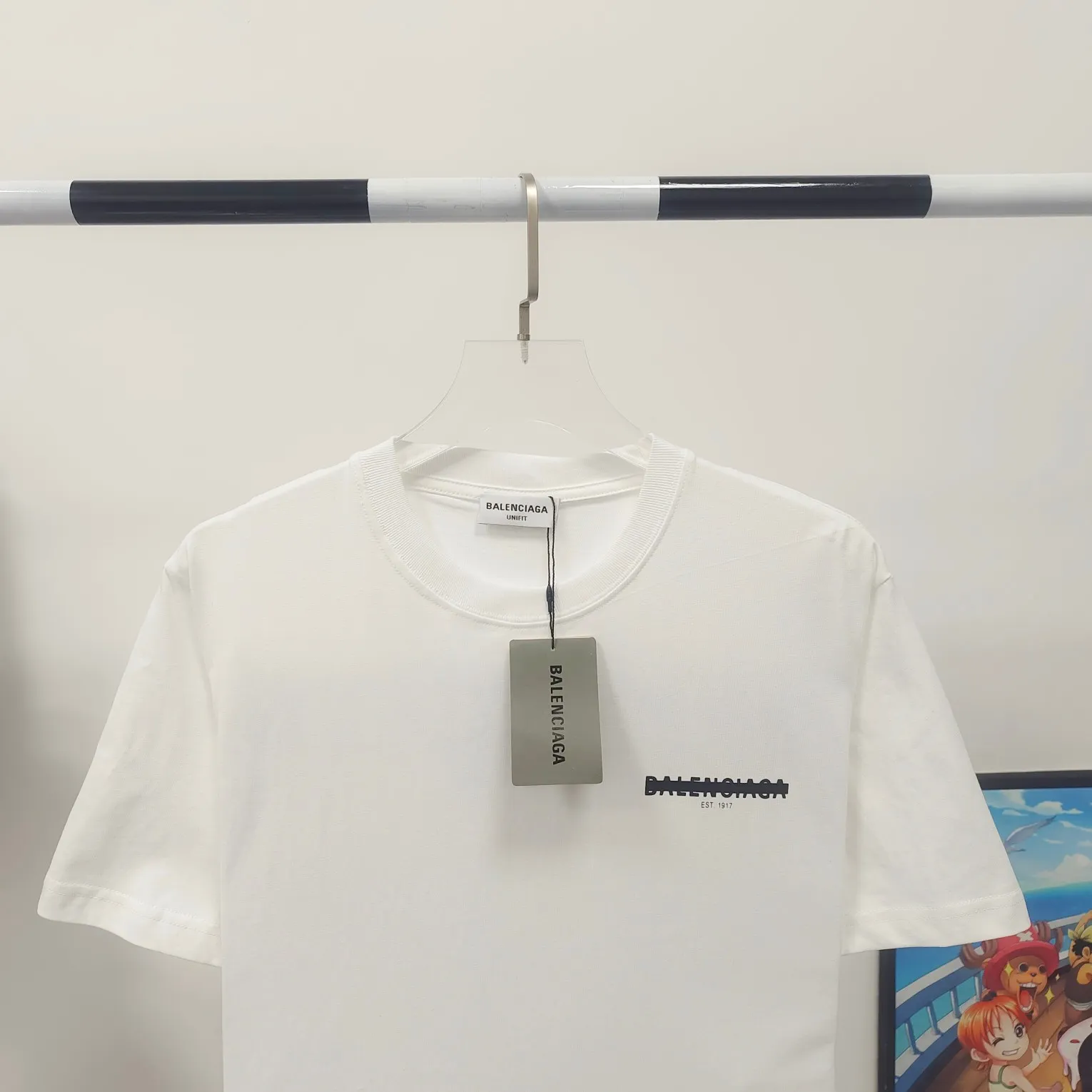 [New] BALENCIAGA new tape letter printing male and female couple star same style pure cotton loose short-sleeved T-shirt The front and rear platens are hand-printed, precision mesh is used to make the stencil, imported environmentally friendly slurry is scraped, and the letters are clearly restored. The spacing between letters is all the same as the original version. The font size is consistent with the original version. The comparison code number ratio is increased and enlarged. The letters are strictly aligned to highly restore the spacing ratio and three-dimensional sense. The printing has no burrs. Basically, the color difference is minimized to be infinitely close. The printing has transparent bottom lines and no burrs. The yarn is made of Made of 18SJC and imported oil-proof treated thread, there will be no oil stains. The car is imported from Silver Sword with a knife, which does not eat the cloth or leave any cloth. The sewing machine needle uses a No. 9 round-head needle, which does not puncture or break the fibers of the fabric. The density of the thread is 3CM/14 needles, which is tight and not loose or sparse. The double-layer stitching of the back collar is firm and tight. The double chain of the shoulder is routed. The hem is tightened tightly. The fabric is full of drape and consistent with the pattern. The fabric is made of 280g double-ply double-yarn plain cotton fabric, which has full drape and smooth hand feel. Complete color matching from dyeing to craftsmanship, customized accessories with three standards Size: XS-L Color: Dark heather gray white black P: 250