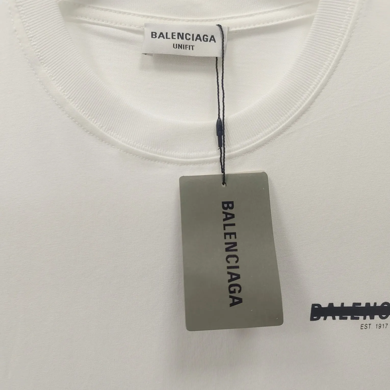[New] BALENCIAGA new tape letter printing male and female couple star same style pure cotton loose short-sleeved T-shirt The front and rear platens are hand-printed, precision mesh is used to make the stencil, imported environmentally friendly slurry is scraped, and the letters are clearly restored. The spacing between letters is all the same as the original version. The font size is consistent with the original version. The comparison code number ratio is increased and enlarged. The letters are strictly aligned to highly restore the spacing ratio and three-dimensional sense. The printing has no burrs. Basically, the color difference is minimized to be infinitely close. The printing has transparent bottom lines and no burrs. The yarn is made of Made of 18SJC and imported oil-proof treated thread, there will be no oil stains. The car is imported from Silver Sword with a knife, which does not eat the cloth or leave any cloth. The sewing machine needle uses a No. 9 round-head needle, which does not puncture or break the fibers of the fabric. The density of the thread is 3CM/14 needles, which is tight and not loose or sparse. The double-layer stitching of the back collar is firm and tight. The double chain of the shoulder is routed. The hem is tightened tightly. The fabric is full of drape and consistent with the pattern. The fabric is made of 280g double-ply double-yarn plain cotton fabric, which has full drape and smooth hand feel. Complete color matching from dyeing to craftsmanship, customized accessories with three standards Size: XS-L Color: Dark heather gray white black P: 250