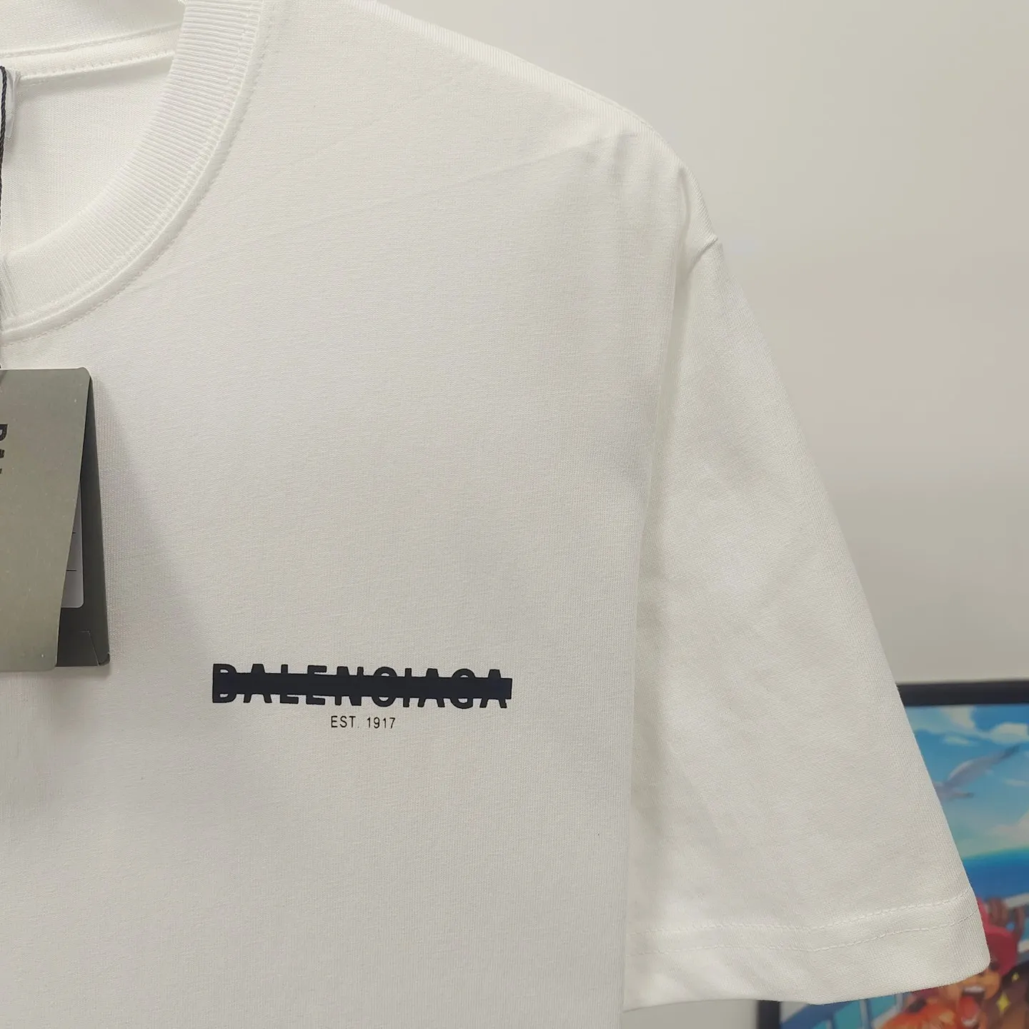 [New] BALENCIAGA new tape letter printing male and female couple star same style pure cotton loose short-sleeved T-shirt The front and rear platens are hand-printed, precision mesh is used to make the stencil, imported environmentally friendly slurry is scraped, and the letters are clearly restored. The spacing between letters is all the same as the original version. The font size is consistent with the original version. The comparison code number ratio is increased and enlarged. The letters are strictly aligned to highly restore the spacing ratio and three-dimensional sense. The printing has no burrs. Basically, the color difference is minimized to be infinitely close. The printing has transparent bottom lines and no burrs. The yarn is made of Made of 18SJC and imported oil-proof treated thread, there will be no oil stains. The car is imported from Silver Sword with a knife, which does not eat the cloth or leave any cloth. The sewing machine needle uses a No. 9 round-head needle, which does not puncture or break the fibers of the fabric. The density of the thread is 3CM/14 needles, which is tight and not loose or sparse. The double-layer stitching of the back collar is firm and tight. The double chain of the shoulder is routed. The hem is tightened tightly. The fabric is full of drape and consistent with the pattern. The fabric is made of 280g double-ply double-yarn plain cotton fabric, which has full drape and smooth hand feel. Complete color matching from dyeing to craftsmanship, customized accessories with three standards Size: XS-L Color: Dark heather gray white black P: 250