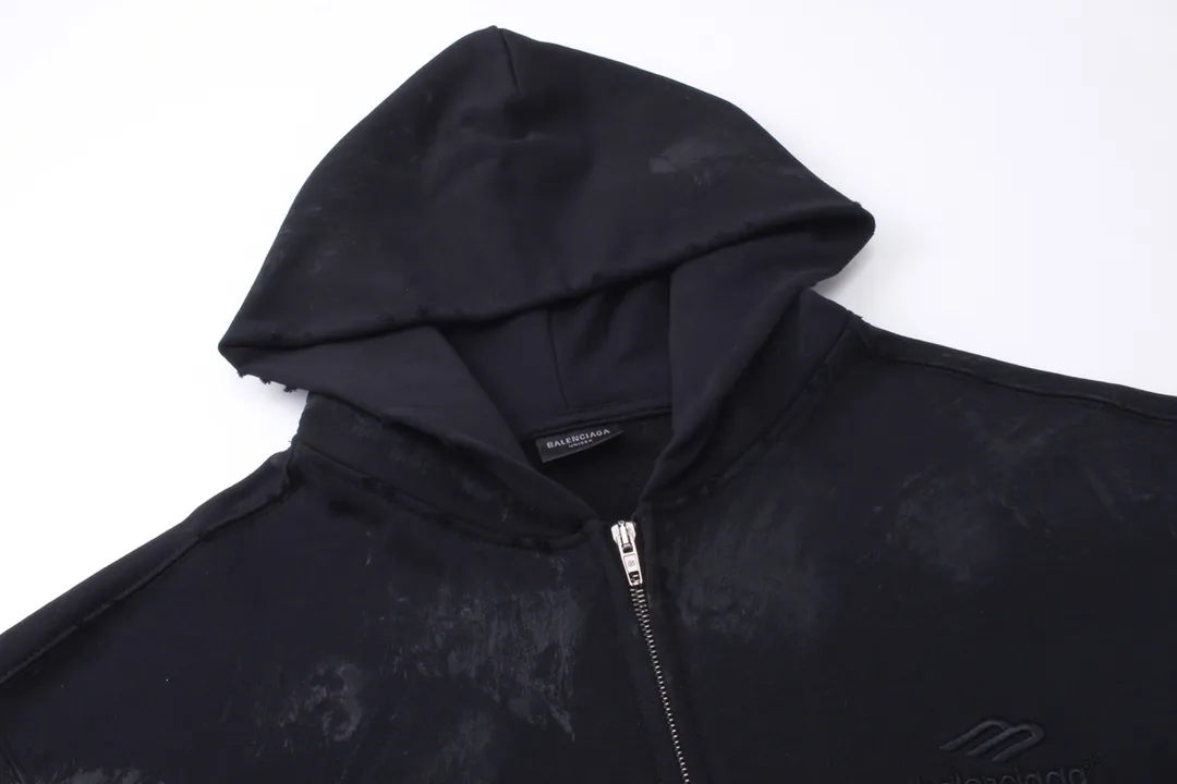 🅿️400 detailed pictures [Top version. Official website quality] BALENCI*GA/Paris. 2024 latest Sanskrit letter LOGO hand-painted graffiti, washed and worn, distressed zipper cardigan hooded sweatshirt. Brick cabinet synchronization. ⚠️Difference in market currency. YB development. Worn. Hand-painted consistent with ZP, ‼ ️The fabric is made of Paris ZP custom-woven and dyed cotton terry sweatshirt. The weight is 450 grams. The cloth surface is clean. The cloth pattern is clear, soft and comfortable. The threads are dyed with no color difference. The printing process is extremely complex, and the garments are hand-painted, worn, and distressed, and the process is extremely heavy. Comparisons welcome. The version adopts OS loose shoulder design. Same style for men and women. Code: BL238036 Color: black blue. Size: XS S M L