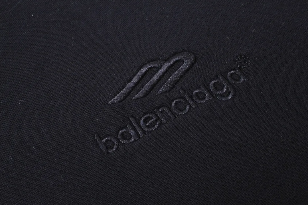 🅿️400 detailed pictures [Top version. Official website quality] BALENCI*GA/Paris. 2024 latest Sanskrit letter LOGO hand-painted graffiti, washed and worn, distressed zipper cardigan hooded sweatshirt. Brick cabinet synchronization. ⚠️Difference in market currency. YB development. Worn. Hand-painted consistent with ZP, ‼ ️The fabric is made of Paris ZP custom-woven and dyed cotton terry sweatshirt. The weight is 450 grams. The cloth surface is clean. The cloth pattern is clear, soft and comfortable. The threads are dyed with no color difference. The printing process is extremely complex, and the garments are hand-painted, worn, and distressed, and the process is extremely heavy. Comparisons welcome. The version adopts OS loose shoulder design. Same style for men and women. Code: BL238036 Color: black blue. Size: XS S M L