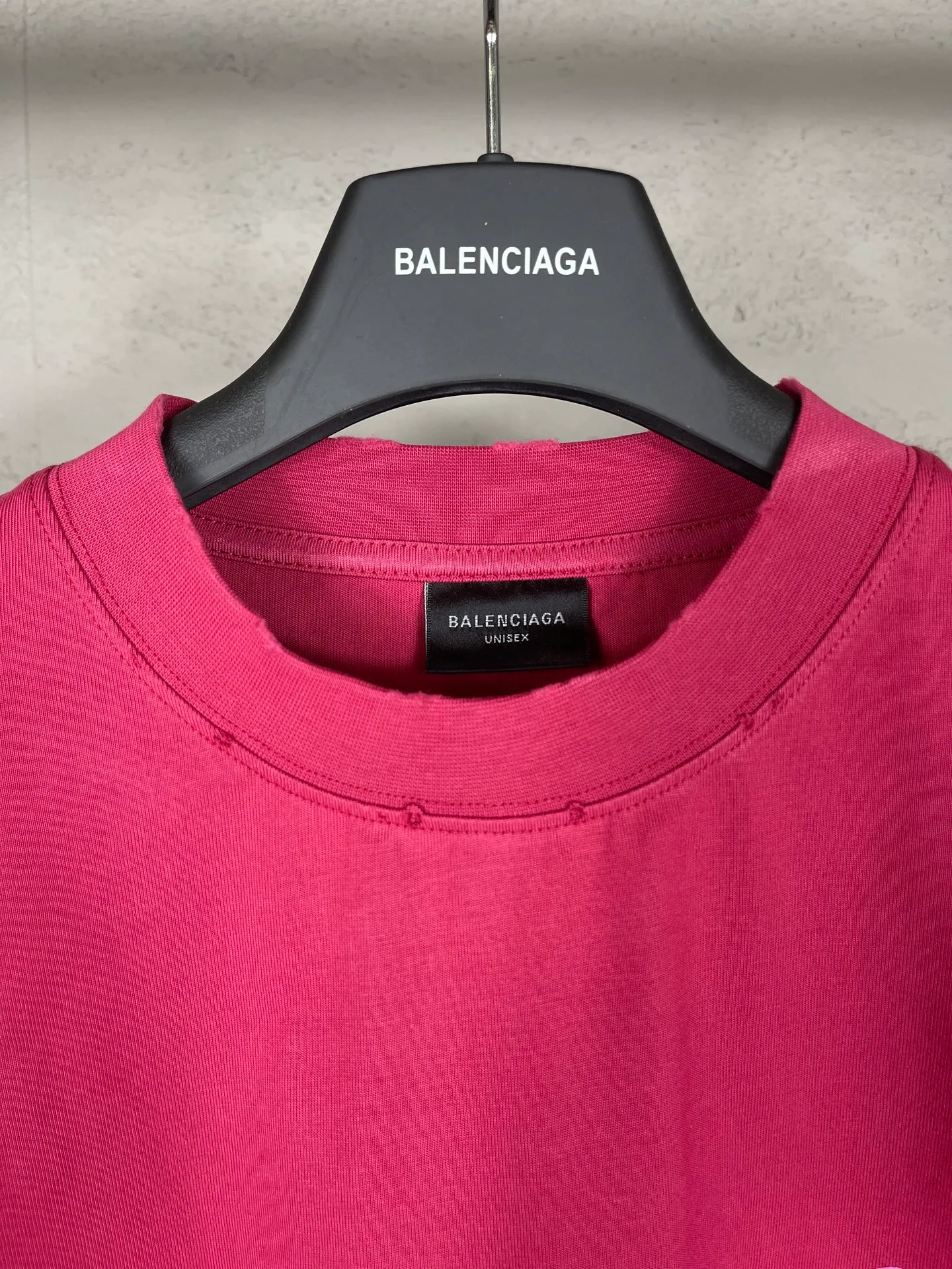 🅿️180 real photos [Top version. Official website quality] BALENCI*GA/Paris #2025 new style distressed short-sleeved T-shirt with ciao hello letters printed on the front. 2025 spring and summer brick cabinet synchronization welcomes comparison. The fabric is made of Paris ZP custom-woven and dyed cotton double yarn, weighing 260 grams. The cloth surface is clean. The cloth pattern is clear, soft and comfortable. The threads are dyed with no color difference. The letter LOGO is printed with imported environmentally friendly glue, the letters are clear and the effect is three-dimensional. Restore the brick cabinet, adopt OS loose shoulder style. Same style for men and women. Code: BL253720 Color: gray blue, plum red Size: XS S M L