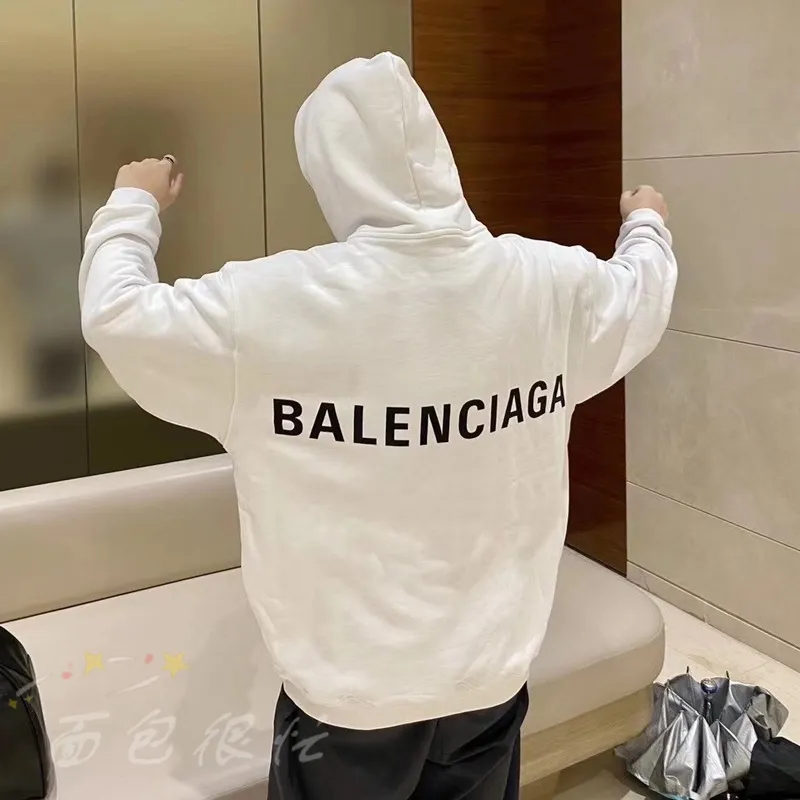 ♻️💯Reference model picture for the upper body❤️The top version of BALENCIAGA with large LOGO basic letters on the back, pure cotton loose, same style for men and women, high-end hooded sweatshirt, the god of simplicity in Paris, a volume sought after by many stars. Lisa’s favorite basic short-sleeved Paris style, which has a very high appearance rate. Wear alone, paired with jeans, shorts, and sweatpants, it's a versatile style. Xiaohongshu, a hot item on INS, a must-have for Paris fans.  The printing uses white glue as a base, coupled with Kornit direct injection, which ensures the anchorage of the printing and machine washing without any pressure. However, everyone should pay attention to something. The printing of this model is not thick glue, and the printing surface is not shiny. Please pay attention to the importance of version. Don't make a pattern based on the pictures. If you don't have the original version, you won't be able to make it look one to one like the original version. At most, you can just make a look. It's just a piece of clothing without a soul. The fabric is made of 480g combed cotton terry fabric, and the threads and fabric are custom-woven and dyed in the same style, with no color difference.  A complete set of customized tags, collar tags, washed, plastic bags, and most importantly, a complete set of bags, tag codes, and codes are all authentic.  Color: White Size: XS-L P:450