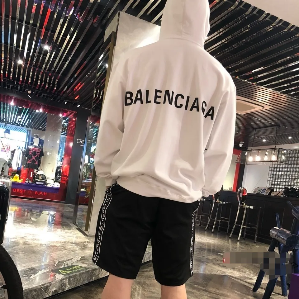♻️💯Reference model picture for the upper body❤️The top version of BALENCIAGA with large LOGO basic letters on the back, pure cotton loose, same style for men and women, high-end hooded sweatshirt, the god of simplicity in Paris, a volume sought after by many stars. Lisa’s favorite basic short-sleeved Paris style, which has a very high appearance rate. Wear alone, paired with jeans, shorts, and sweatpants, it's a versatile style. Xiaohongshu, a hot item on INS, a must-have for Paris fans.  The printing uses white glue as a base, coupled with Kornit direct injection, which ensures the anchorage of the printing and machine washing without any pressure. However, everyone should pay attention to something. The printing of this model is not thick glue, and the printing surface is not shiny. Please pay attention to the importance of version. Don't make a pattern based on the pictures. If you don't have the original version, you won't be able to make it look one to one like the original version. At most, you can just make a look. It's just a piece of clothing without a soul. The fabric is made of 480g combed cotton terry fabric, and the threads and fabric are custom-woven and dyed in the same style, with no color difference.  A complete set of customized tags, collar tags, washed, plastic bags, and most importantly, a complete set of bags, tag codes, and codes are all authentic.  Color: White Size: XS-L P:450