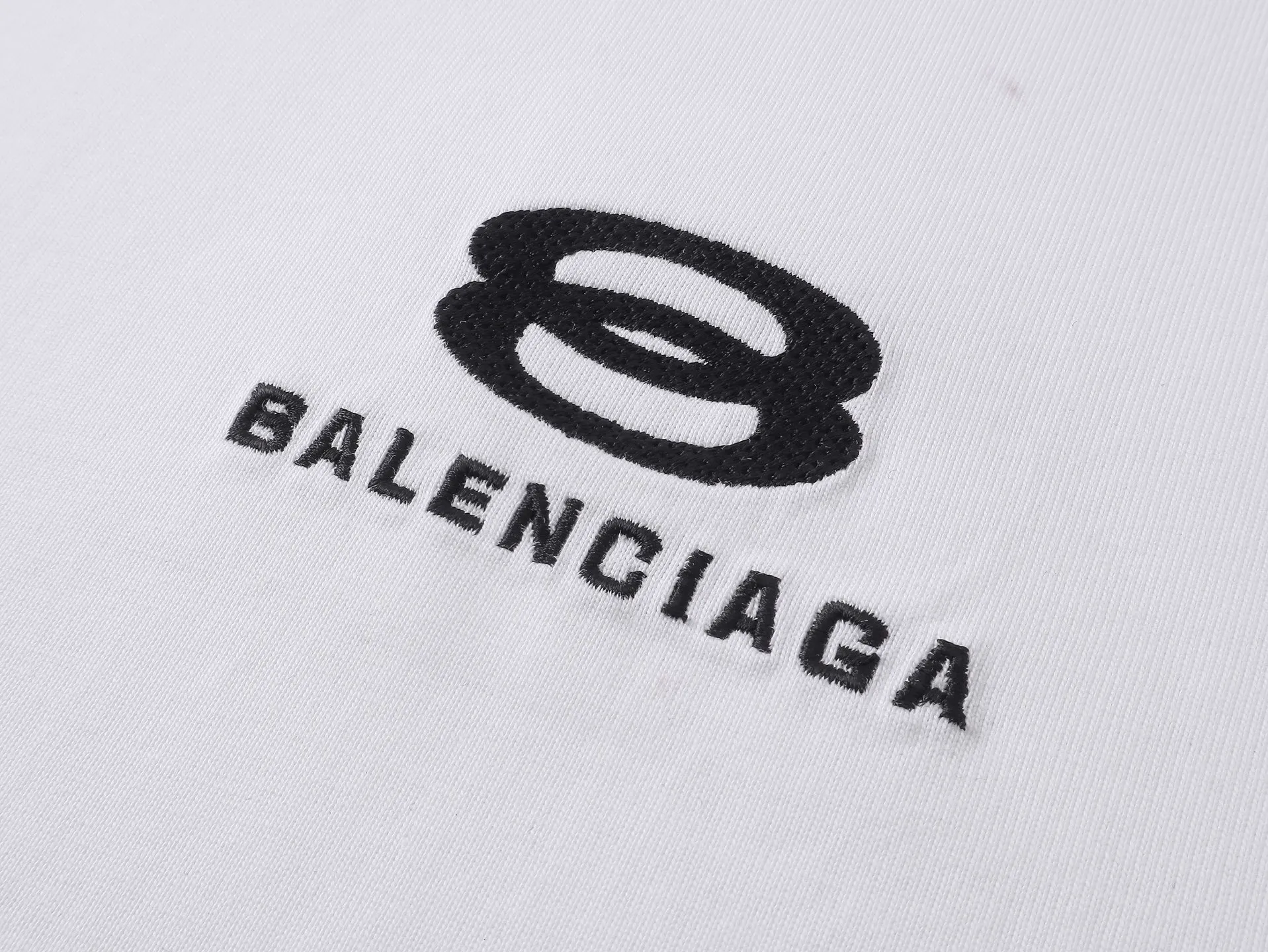 🅿️196 Detailed picture [Top version. Official website quality] BALENCI*GA/Paris SS25 latest model, raglan sleeves with color matching, drawstring, and classic LOGO short-sleeved T-shirt embroidered on the front left chest #Classic Fashion. Brick cabinets are synchronized and developed at the first time. The fabric is made of Paris ZP custom-woven and dyed cotton double yarn. Weighing 260 grams, the cloth surface is clean. The cloth pattern is clear, soft and comfortable. The threads are dyed with no color difference. The classic pattern embroidery is embroidered using an imported Tajima embroidery machine. The letters are clear, three-dimensional and without burrs. Jubie market produces pictures based on pictures. Welcome to compare. The version adopts OS loose shoulder design. Same style for men and women. Code: BL253685 Color: black, white Size: XS S M L