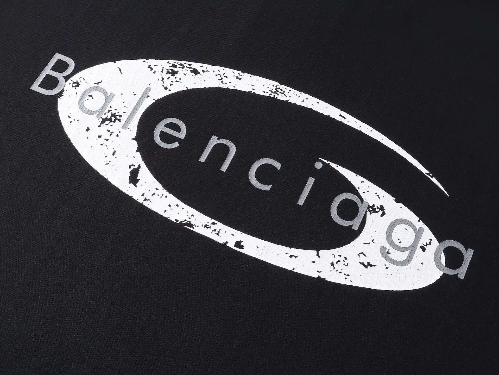 🅿️180 real photos [Top version. Official website quality] BALENCI*GA/Paris.SS25 latest model, Paris micro-label classic LOGO art cracked print short-sleeved T-shirt. Brick cabinet synchronization. Genuine product development at the first time, happy to print and compare! The fabric is made of Paris ZP custom-woven and dyed cotton double yarn. Weighing 260 grams, the cloth surface is clean. The cloth pattern is clear, soft and comfortable. The threads are dyed with no color difference. The printing uses environmentally friendly imported crack printing materials. The letters are clear and the effect is three-dimensional. The version adopts OS loose shoulder design. Same style for men and women. Code: BL253673 Color: black, white Size: XS S M L
