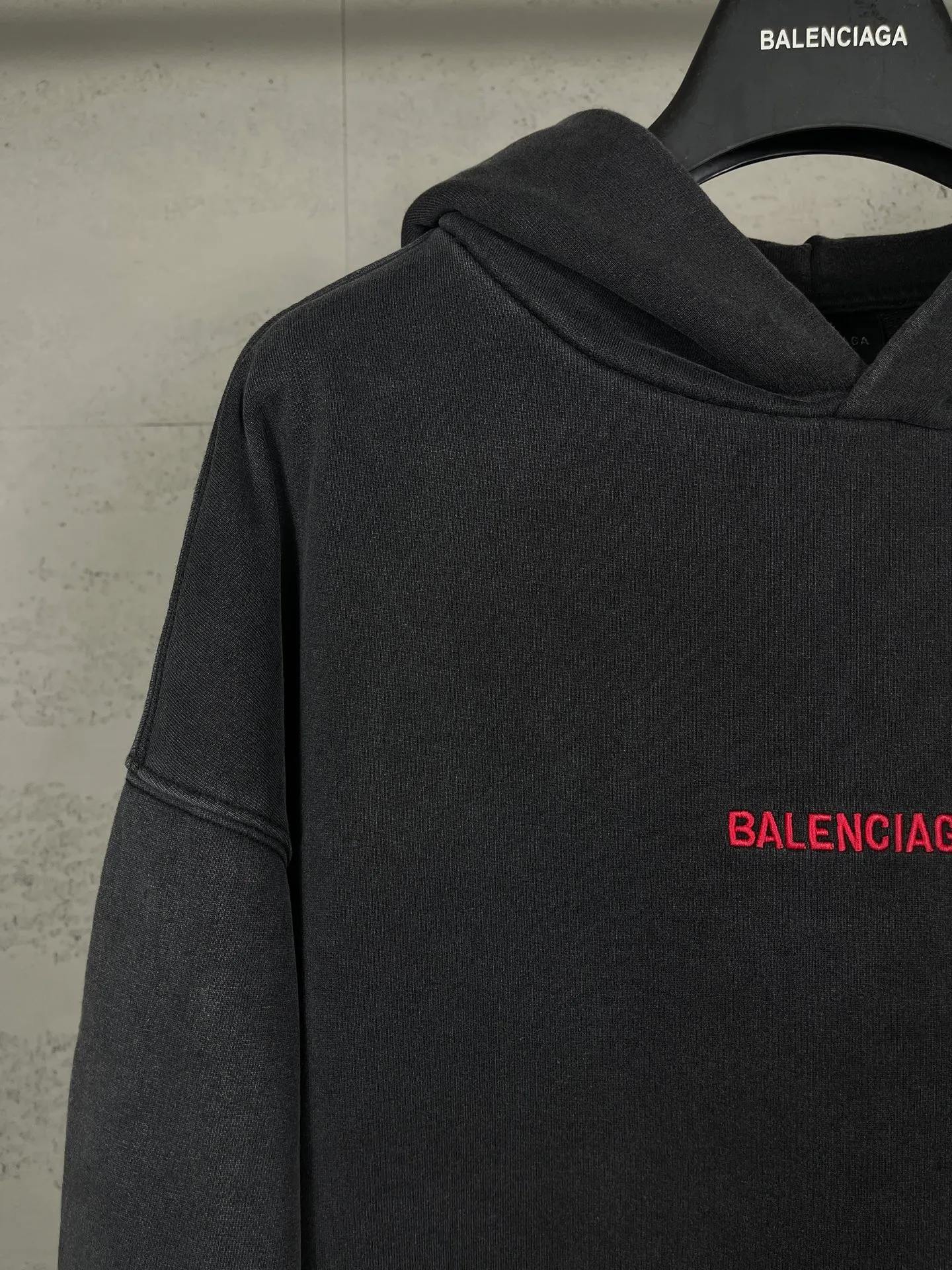 🅿️330 real shots [Top version. Official website quality] BALENCI*GA/25 new model. The latest SS25 style hooded sweatshirt with Paris LOGO embroidery on the front and back. Research and development at the first time, different market currencies. Comparisons welcome. The fabric is made of Paris ZP custom-woven and dyed cotton sweatshirt. Weighing 460 grams, the cloth surface is clean. The cloth pattern is clear, soft and comfortable. The threads are dyed with no color difference. The embroidery is done with embroidery machines imported from Tajima, and the garments are washed and aged. Jubie market currency. Welcome to compare. The version adopts OS loose shoulder design. Same style for men and women. Code: BL259969 Color: washed black Size: XS S M L
