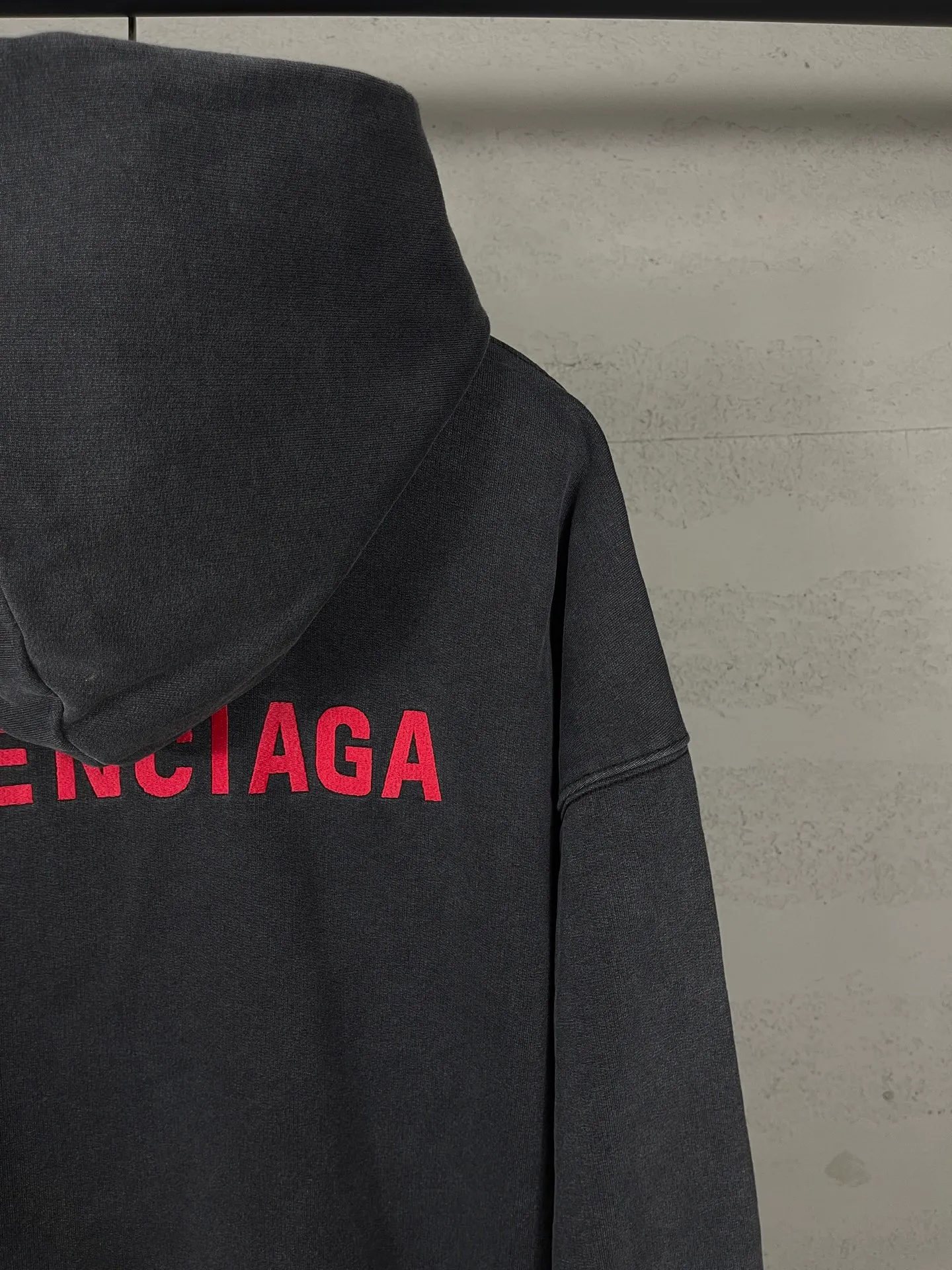 🅿️330 real shots [Top version. Official website quality] BALENCI*GA/25 new model. The latest SS25 style hooded sweatshirt with Paris LOGO embroidery on the front and back. Research and development at the first time, different market currencies. Comparisons welcome. The fabric is made of Paris ZP custom-woven and dyed cotton sweatshirt. Weighing 460 grams, the cloth surface is clean. The cloth pattern is clear, soft and comfortable. The threads are dyed with no color difference. The embroidery is done with embroidery machines imported from Tajima, and the garments are washed and aged. Jubie market currency. Welcome to compare. The version adopts OS loose shoulder design. Same style for men and women. Code: BL259969 Color: washed black Size: XS S M L