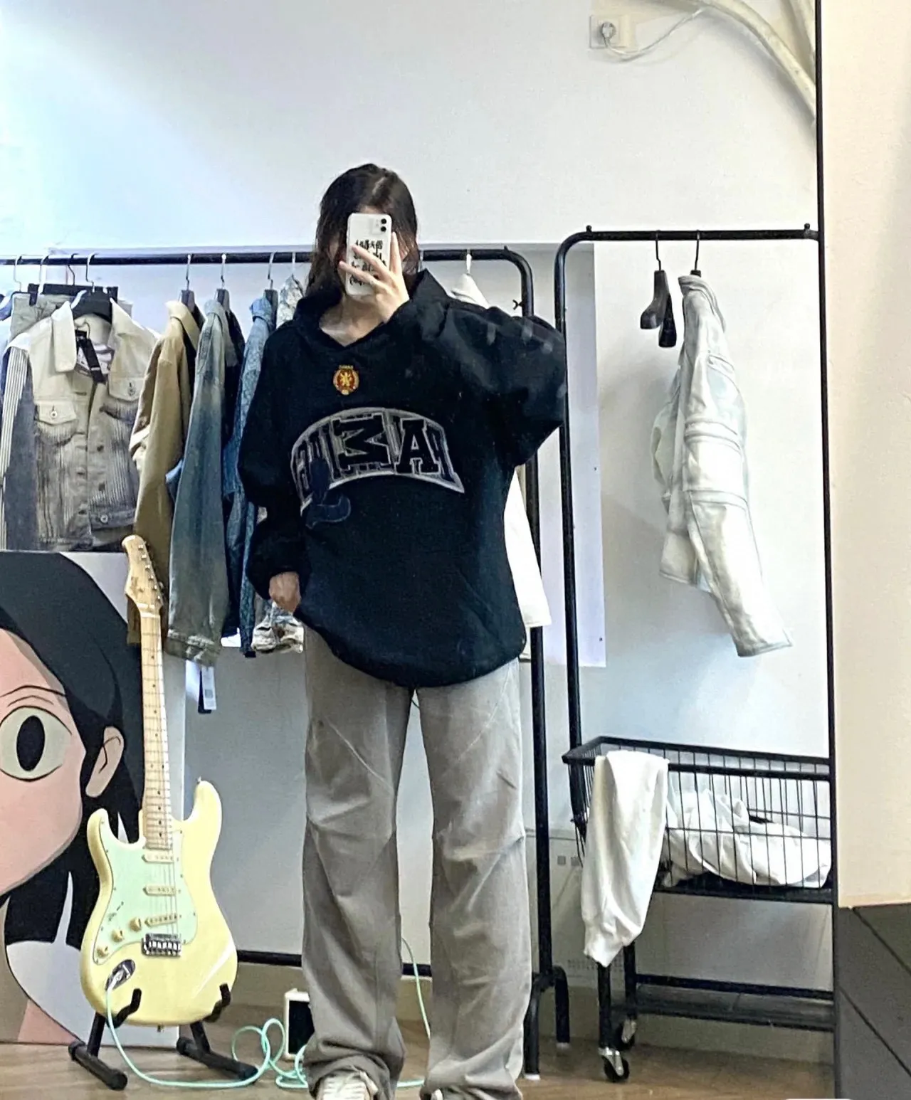 ♻️💯Upper body reference model picture❤️Top tested version 23FW BALENCIAGA Paris Manchester United limited edition distressed male and female couple star same style pure cotton loose hooded sweatshirt [very suitable for Douyin, and other platforms! The letters in the LOGO position have been damaged and polished! 】 The fabric is custom-made washed knitted cotton terry material. The upper body is very soft. The front panel uses a classic hand pocket with a worn effect. The overall yellow and dirty effect is all artificially sprayed with majolica. It requires proficiency and experience to achieve this natural and elegant effect!  Customized towel embroidery on the chest, heavily damaged! The aging effect is very obvious! The overall artificial positioning coating is hand-made, washed and dirty. The frayed hole craftsmanship has a hand-painted graffiti effect. The arms behind the bend are made of open-stitch frayed craftsmanship. The wiring is delicate. Elastic cuff design. The whole body is hand-positioned with muddy dyeing and frayed effect! Ready-made garments are washed twice with water +➕ once with wax. It feels smooth!   The Manchester United letters and logo on the chest are designed with full embroidery and the details are visible!  Size: XS-L Color: White Black P: 470