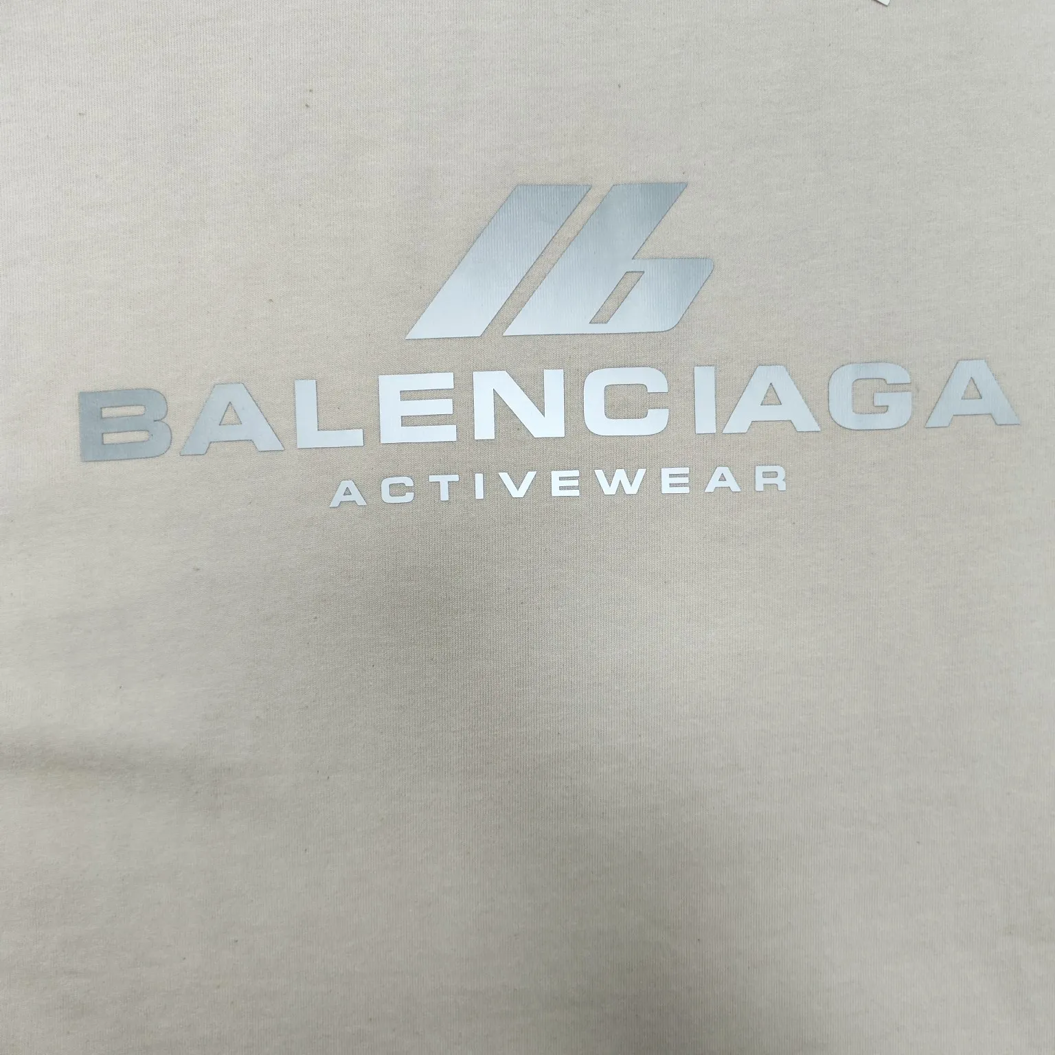 [New] Top version - BALENCIAGA - Reflective heat transfer short-sleeved T-shirt. The original development of customized fabric technology and washing process. High weight 280 grams of fabric. Full texture. Clean cloth. Soft and comfortable. Solona thread custom dyeing without color difference. Activewear logo on the front. Combined with reflective embellishment. Glowing and eye-catching. Fully interpreting strength and personality. Cool and sassy. Reflective heat transfer process Cleverly combining the characteristics of heat transfer and reflective materials, the customized reflective materials are attached to the fabric through heat pressing. The unique reflective effect highlights the visual effect. The fabrics have been washed and have a better hand texture. It is not easy to deform, not easy to shrink and not easy to fade. It maintains long-term beauty. os dropped shoulders and loose version. Same style for men and women. Color: Black Active White Size: XS-L P:270