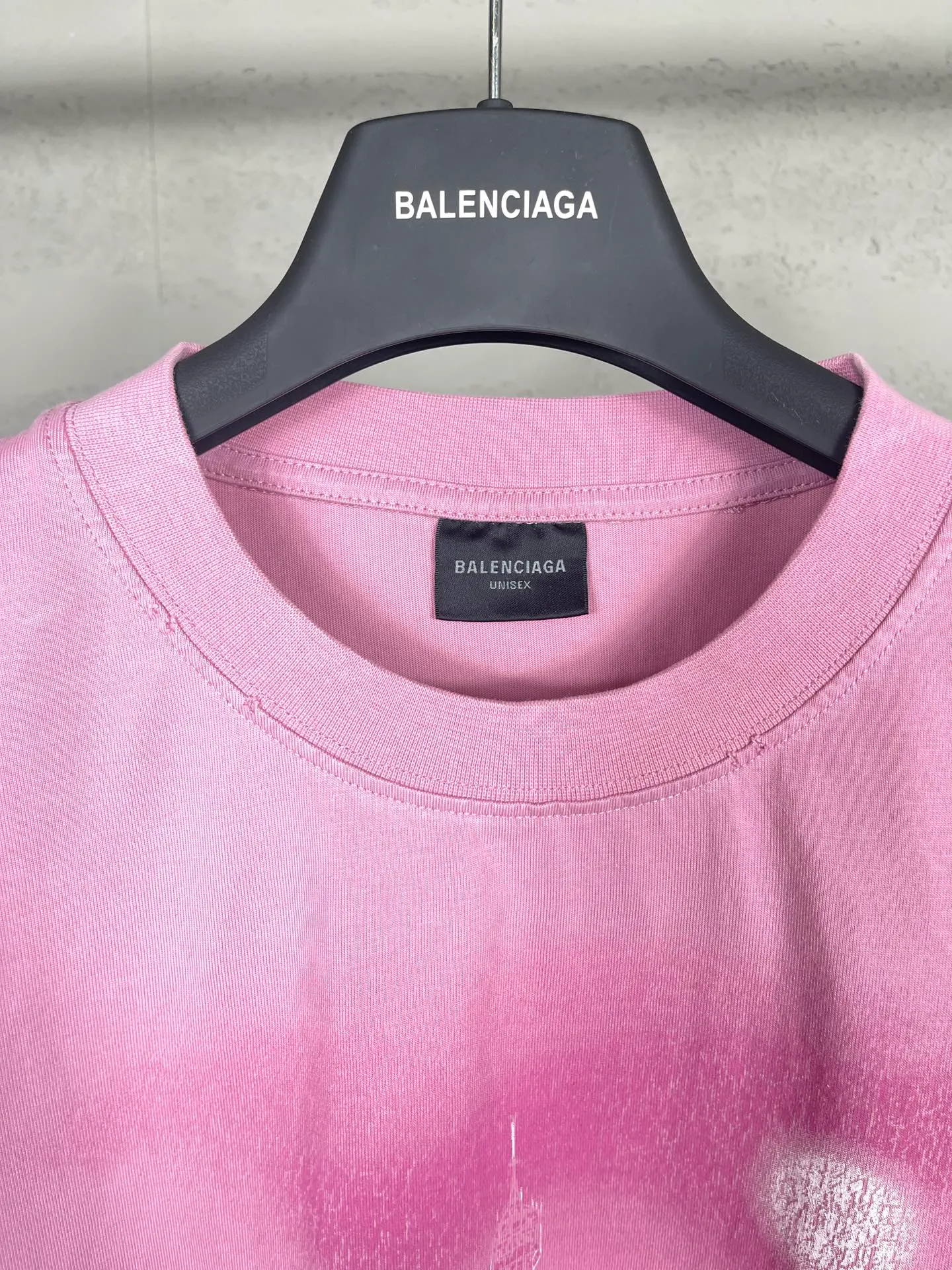 🅿️200 real photos [Top version. Official website quality] BALENCI*GA/Paris. 2024 latest Paris Eiffel Tower inkjet gradient color printed washed and distressed short-sleeved T-shirt. Overweight craftsmanship, brick cabinet synchronization. ⚠️Distinguish market currency, genuine product development, welcome to compare! The weight is 260 grams, ground. The hand-painting is consistent with ZP, and the printing uses Kornit digital direct printing. The garments are washed and worn. The whole piece is designed with extra heavy craftsmanship. Comparisons welcome. The version adopts OS loose shoulder style. Same style for men and women. Code: BL223333 Color: pink, washed blue (the process of washing blue is different, and the price is also different) Size: XS to L
