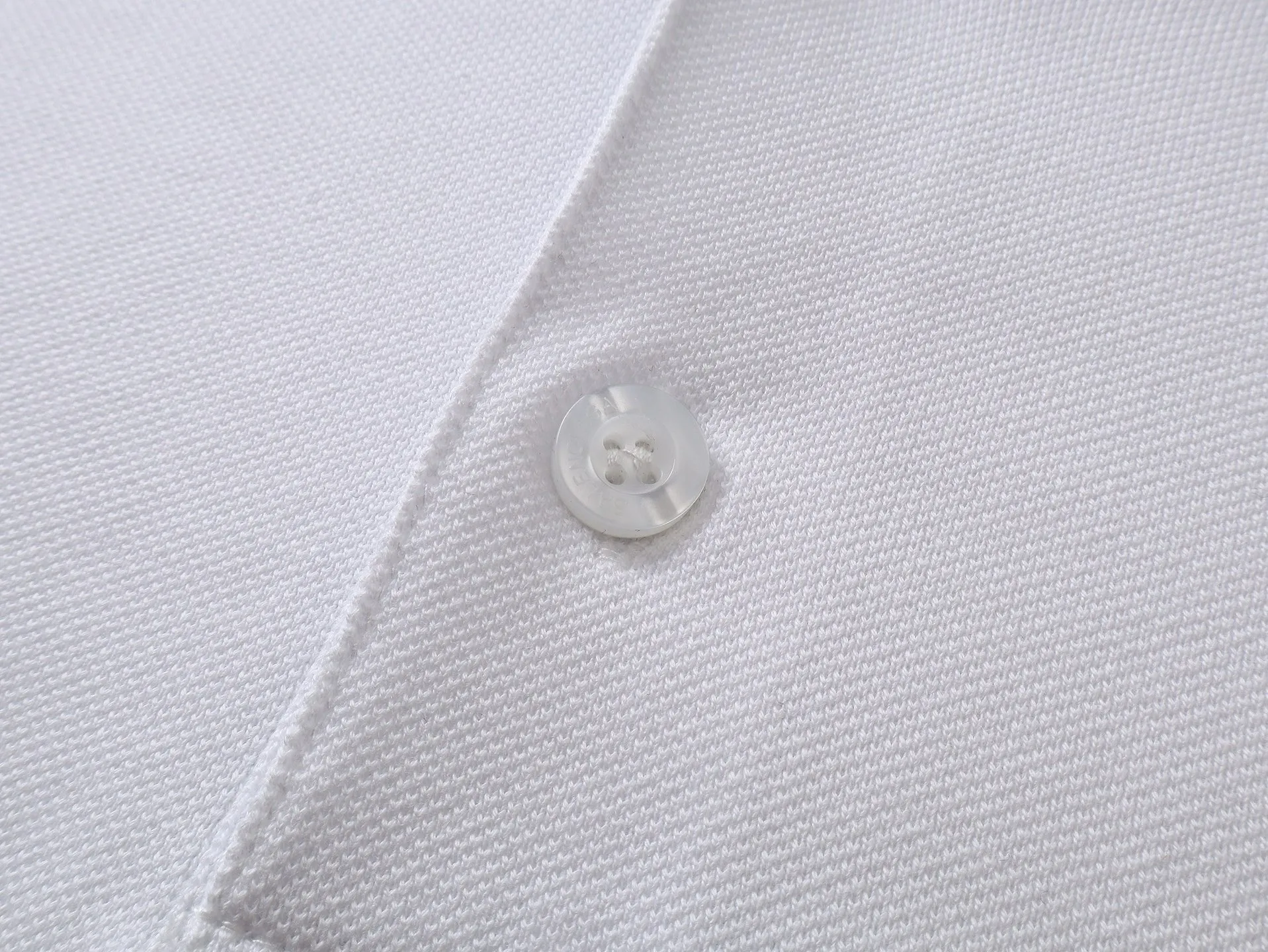 🅿️220 Real photos [Top version. Official website quality] BALENCI*GA/Paris #2025 new Paris letter LOGO embroidered POLO shirt, full of design, welcome to compare. The fabric is made of Paris ZP custom-woven and dyed cotton pique, with a weight of 260 grams. The cloth surface is clean. The cloth pattern is clear, soft and comfortable. The threads are woven and dyed with no color difference. The embroidered LOGO is embroidered using imported Tajima embroidery machine. The effect is three-dimensional. Restore the brick cabinet, adopt OS loose shoulder style. Same style for men and women. Coding: BL252218 Color: black, white Size: XS S M L