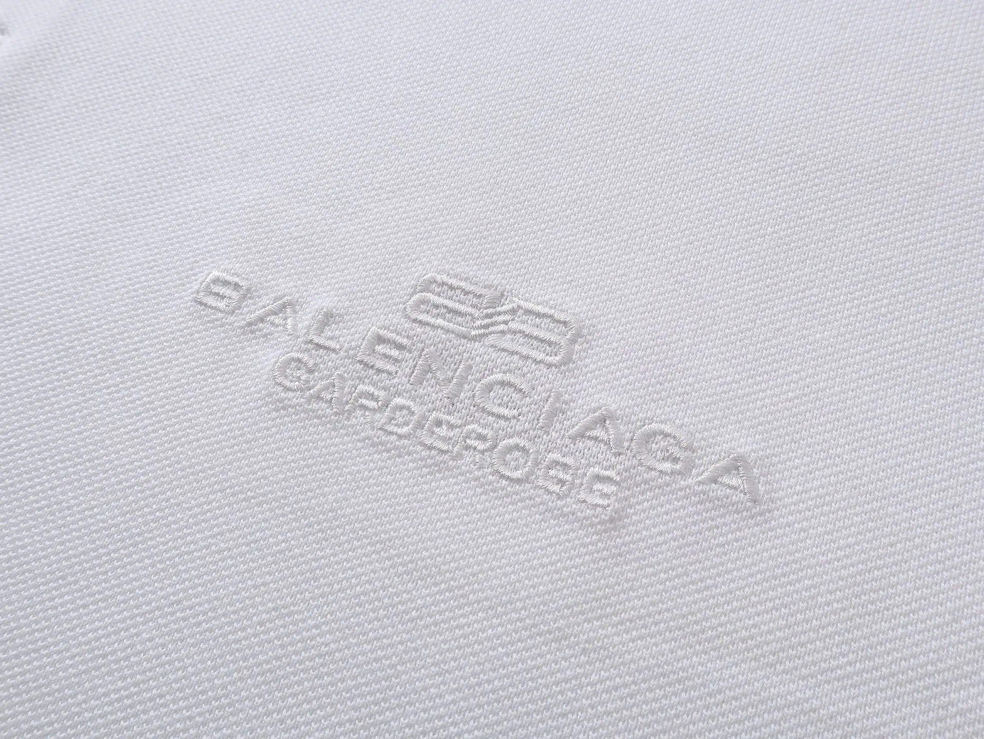 🅿️220 Real photos [Top version. Official website quality] BALENCI*GA/Paris #2025 new Paris letter LOGO embroidered POLO shirt, full of design, welcome to compare. The fabric is made of Paris ZP custom-woven and dyed cotton pique, with a weight of 260 grams. The cloth surface is clean. The cloth pattern is clear, soft and comfortable. The threads are woven and dyed with no color difference. The embroidered LOGO is embroidered using imported Tajima embroidery machine. The effect is three-dimensional. Restore the brick cabinet, adopt OS loose shoulder style. Same style for men and women. Coding: BL252218 Color: black, white Size: XS S M L