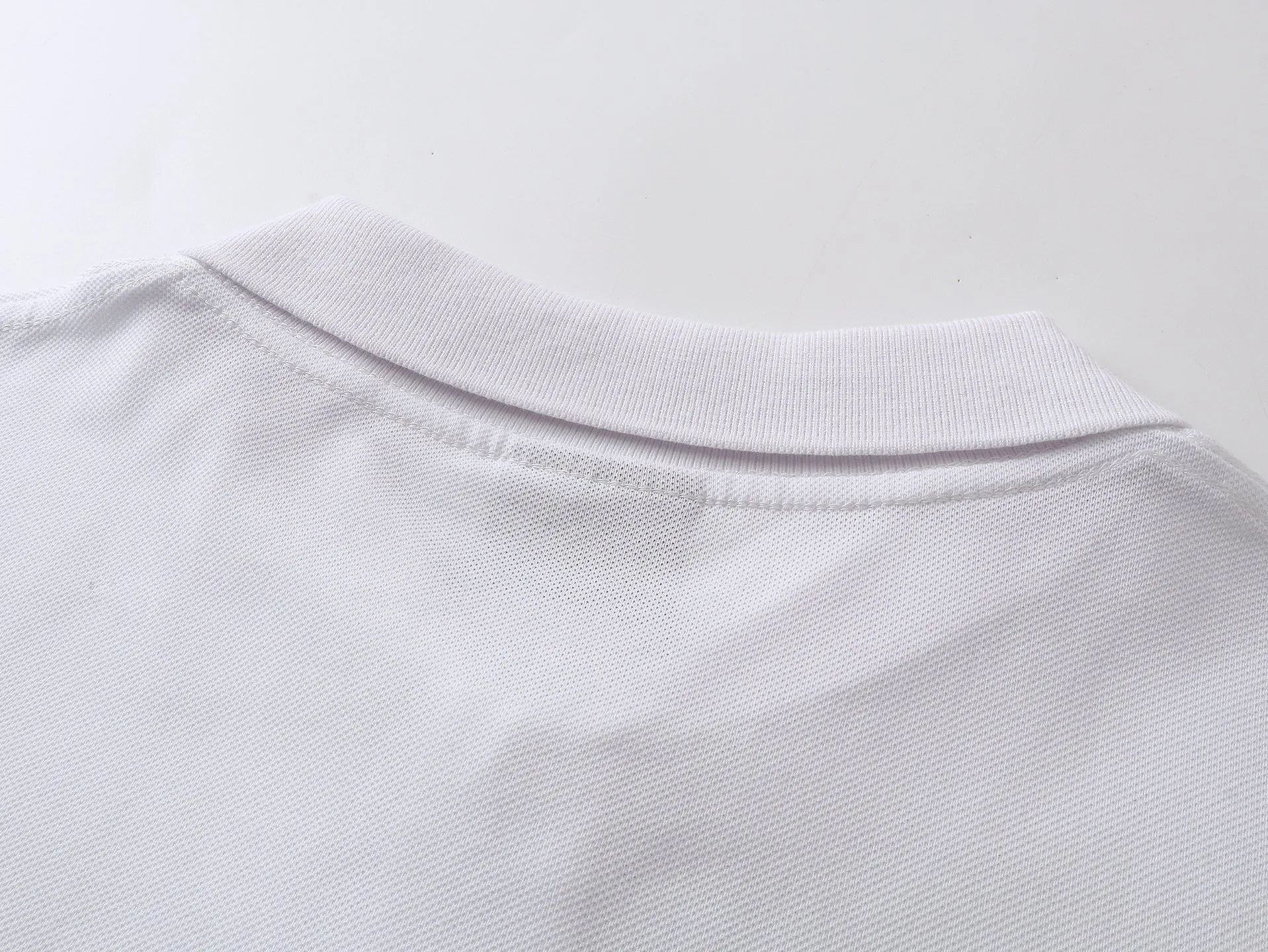 🅿️220 Real photos [Top version. Official website quality] BALENCI*GA/Paris #2025 new Paris letter LOGO embroidered POLO shirt, full of design, welcome to compare. The fabric is made of Paris ZP custom-woven and dyed cotton pique, with a weight of 260 grams. The cloth surface is clean. The cloth pattern is clear, soft and comfortable. The threads are woven and dyed with no color difference. The embroidered LOGO is embroidered using imported Tajima embroidery machine. The effect is three-dimensional. Restore the brick cabinet, adopt OS loose shoulder style. Same style for men and women. Coding: BL252218 Color: black, white Size: XS S M L