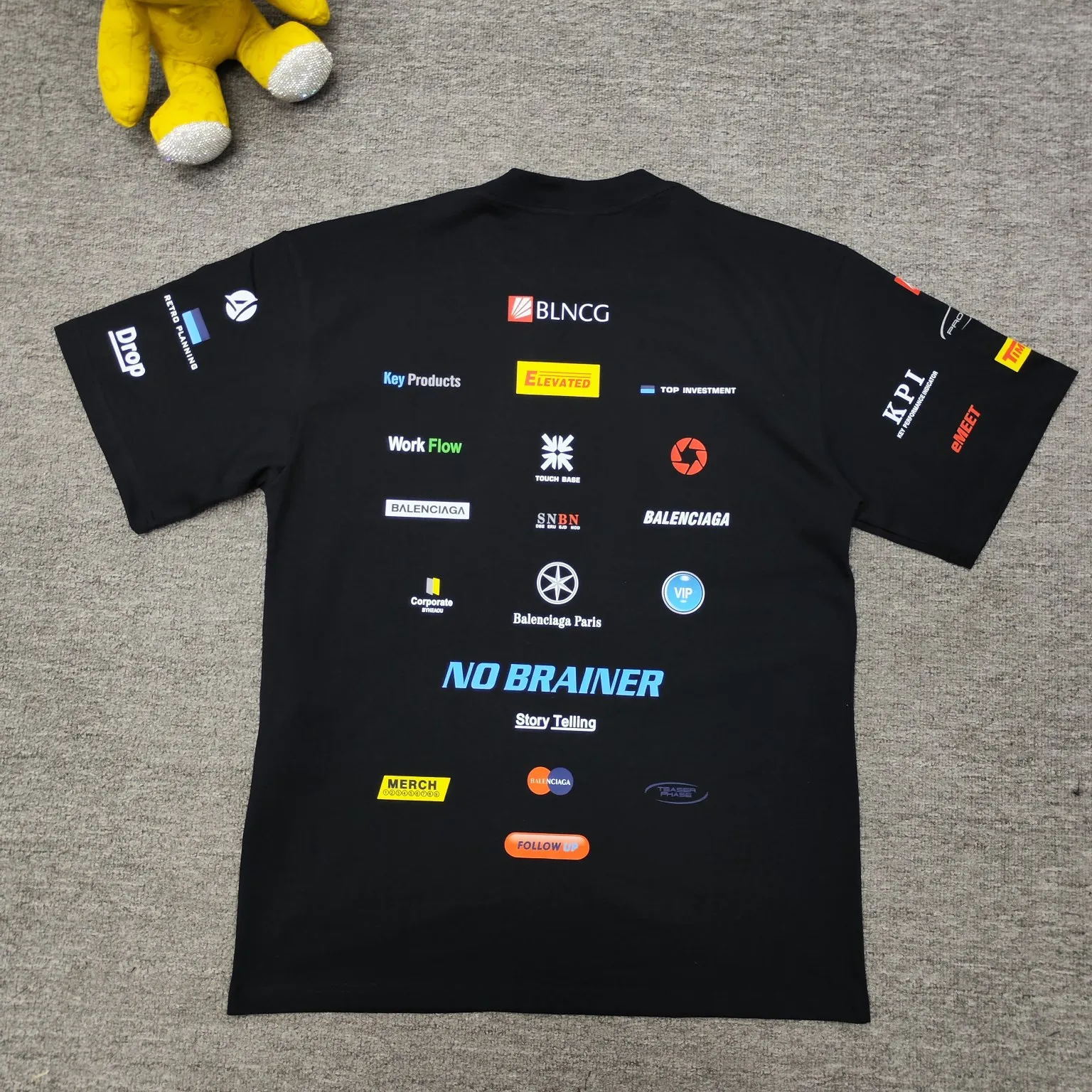 Top version BALENCIAGA/Balenciaga 2024 SS multi-element racing trademark LOGO collection printed short-sleeved T-shirt ✅No.1 quality in this market, real ceiling quality ✅All original development pay attention to detail pictures to avoid mixed distribution of stolen pictures by merchants ✅Correct 260g custom-woven and dyed pure cotton double yarn fabric, good color fastness, no fading ✅Correct Conley printing machine imported material printing, clear three-dimensional, firm and non-shedding ✅Custom-dyed thread, no color difference, no deformation, overweight process Differentiating market currency, here is an explanation of why mine is a little more expensive than others, 1. It seems to be simple printing or embroidery, but it is not simple at all. 10000% imported machine restoration is not just a lip service. You are welcome to compare with peers. 2. Each model is produced by the company. The details of the workmanship and fabrics are consistent with the original ones. There is no color difference between the ones at the counters. Re-engraving is not scary. Whoever is fake is embarrassed. It’s not shameful to make a replica, it’s shameful if you can’t buy the correct version if you make a replica. 3. Note that the threaded collars are all original collars of certain countries and regions, with high wrapping. The width of the neckline and cabinets are accurate to the millimeter. Thick necklines are not easy to deform. The collars of high-end products are all restored cabinets. They are different from the big collars in the world. Ordinary garbage short-sleeves are printed with a print. The clavicle of the upper body is exposed. Please be patient. Customers who have bought genuine products or have seen genuine products will come back to place orders again. This is quality. This is quality. 4. Different styles of washed wheat main wheat, including imported wheat, have different colors and codes. Really restore the counter. As we all know, Balenciaga has different English or different colors on the collar labels of each quarter. This distinguishes the fast food products with the same common main wheat washed wheat. 5. Pay attention to the workmanship. The stitching at the neckline has no folds, smooth and natural without overlapping lines, and truly restores this. This is something that many people cannot do. 6. The fabric is made of 260g Paris-specific double yarn. No one can make better fabrics than my family. There's really no way to compare it with the ordinary version on the market. Respect it. It's genuine and costs thousands of dollars anyway. Don't buy street stalls. Quality 7. The workmanship is fully restored. The packaging is fully restored. The cost is huge. 8. I guarantee here that this is the highest quality you can find. Color: Black Size: S--XL P:290