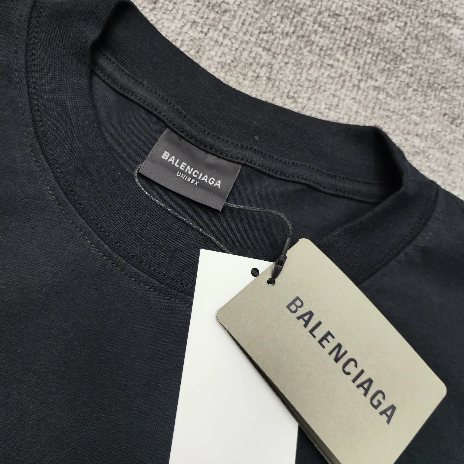 Top version BALENCIAGA/Balenciaga 2024 SS multi-element racing trademark LOGO collection printed short-sleeved T-shirt ✅No.1 quality in this market, real ceiling quality ✅All original development pay attention to detail pictures to avoid mixed distribution of stolen pictures by merchants ✅Correct 260g custom-woven and dyed pure cotton double yarn fabric, good color fastness, no fading ✅Correct Conley printing machine imported material printing, clear three-dimensional, firm and non-shedding ✅Custom-dyed thread, no color difference, no deformation, overweight process Differentiating market currency, here is an explanation of why mine is a little more expensive than others, 1. It seems to be simple printing or embroidery, but it is not simple at all. 10000% imported machine restoration is not just a lip service. You are welcome to compare with peers. 2. Each model is produced by the company. The details of the workmanship and fabrics are consistent with the original ones. There is no color difference between the ones at the counters. Re-engraving is not scary. Whoever is fake is embarrassed. It’s not shameful to make a replica, it’s shameful if you can’t buy the correct version if you make a replica. 3. Note that the threaded collars are all original collars of certain countries and regions, with high wrapping. The width of the neckline and cabinets are accurate to the millimeter. Thick necklines are not easy to deform. The collars of high-end products are all restored cabinets. They are different from the big collars in the world. Ordinary garbage short-sleeves are printed with a print. The clavicle of the upper body is exposed. Please be patient. Customers who have bought genuine products or have seen genuine products will come back to place orders again. This is quality. This is quality. 4. Different styles of washed wheat main wheat, including imported wheat, have different colors and codes. Really restore the counter. As we all know, Balenciaga has different English or different colors on the collar labels of each quarter. This distinguishes the fast food products with the same common main wheat washed wheat. 5. Pay attention to the workmanship. The stitching at the neckline has no folds, smooth and natural without overlapping lines, and truly restores this. This is something that many people cannot do. 6. The fabric is made of 260g Paris-specific double yarn. No one can make better fabrics than my family. There's really no way to compare it with the ordinary version on the market. Respect it. It's genuine and costs thousands of dollars anyway. Don't buy street stalls. Quality 7. The workmanship is fully restored. The packaging is fully restored. The cost is huge. 8. I guarantee here that this is the highest quality you can find. Color: Black Size: S--XL P:290