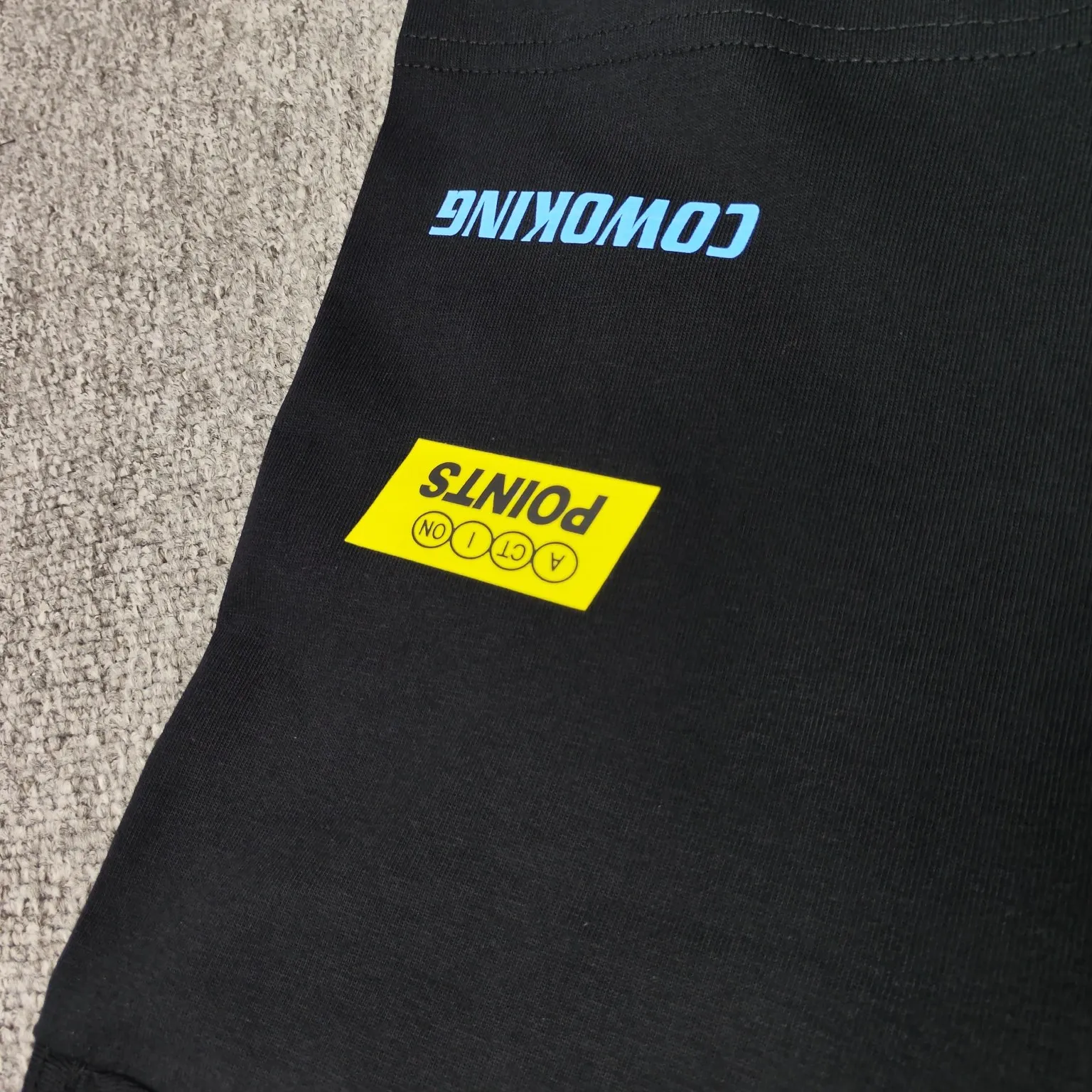 Top version BALENCIAGA/Balenciaga 2024 SS multi-element racing trademark LOGO collection printed short-sleeved T-shirt ✅No.1 quality in this market, real ceiling quality ✅All original development pay attention to detail pictures to avoid mixed distribution of stolen pictures by merchants ✅Correct 260g custom-woven and dyed pure cotton double yarn fabric, good color fastness, no fading ✅Correct Conley printing machine imported material printing, clear three-dimensional, firm and non-shedding ✅Custom-dyed thread, no color difference, no deformation, overweight process Differentiating market currency, here is an explanation of why mine is a little more expensive than others, 1. It seems to be simple printing or embroidery, but it is not simple at all. 10000% imported machine restoration is not just a lip service. You are welcome to compare with peers. 2. Each model is produced by the company. The details of the workmanship and fabrics are consistent with the original ones. There is no color difference between the ones at the counters. Re-engraving is not scary. Whoever is fake is embarrassed. It’s not shameful to make a replica, it’s shameful if you can’t buy the correct version if you make a replica. 3. Note that the threaded collars are all original collars of certain countries and regions, with high wrapping. The width of the neckline and cabinets are accurate to the millimeter. Thick necklines are not easy to deform. The collars of high-end products are all restored cabinets. They are different from the big collars in the world. Ordinary garbage short-sleeves are printed with a print. The clavicle of the upper body is exposed. Please be patient. Customers who have bought genuine products or have seen genuine products will come back to place orders again. This is quality. This is quality. 4. Different styles of washed wheat main wheat, including imported wheat, have different colors and codes. Really restore the counter. As we all know, Balenciaga has different English or different colors on the collar labels of each quarter. This distinguishes the fast food products with the same common main wheat washed wheat. 5. Pay attention to the workmanship. The stitching at the neckline has no folds, smooth and natural without overlapping lines, and truly restores this. This is something that many people cannot do. 6. The fabric is made of 260g Paris-specific double yarn. No one can make better fabrics than my family. There's really no way to compare it with the ordinary version on the market. Respect it. It's genuine and costs thousands of dollars anyway. Don't buy street stalls. Quality 7. The workmanship is fully restored. The packaging is fully restored. The cost is huge. 8. I guarantee here that this is the highest quality you can find. Color: Black Size: S--XL P:290