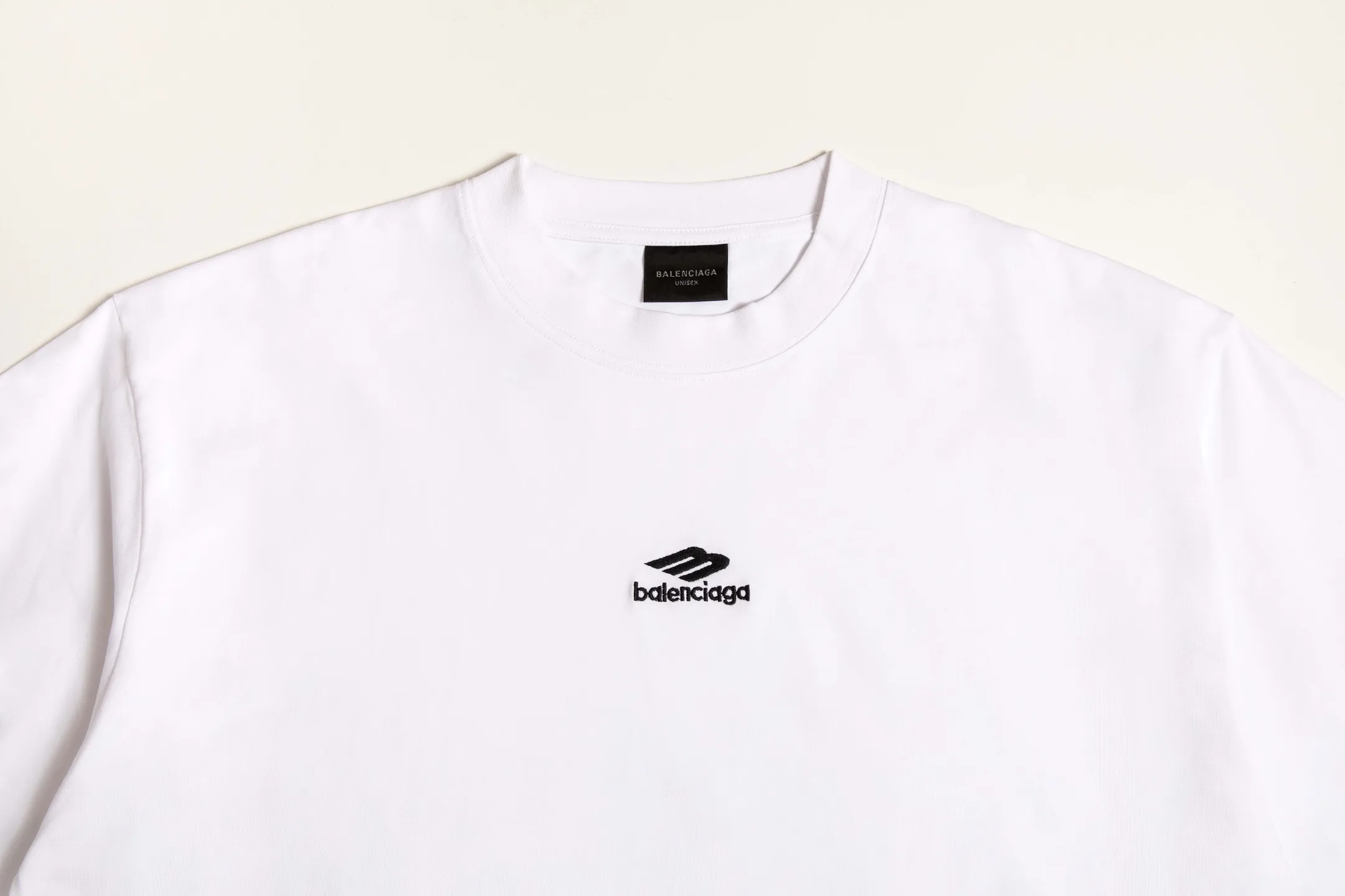 🅿️160 9172# Detailed picture Top version [[BALENCIA*GA] official website quality Paris new ski series 3M classic LOGO embroidered short-sleeved T-shirt OS version Loose dropped shoulders Same style for men and women Fabric: 260 grams 100% cotton double yarn Technology: embroidery on the front left and right sleeves Garment washing Shape solid color Color: black white Size: XS S M L