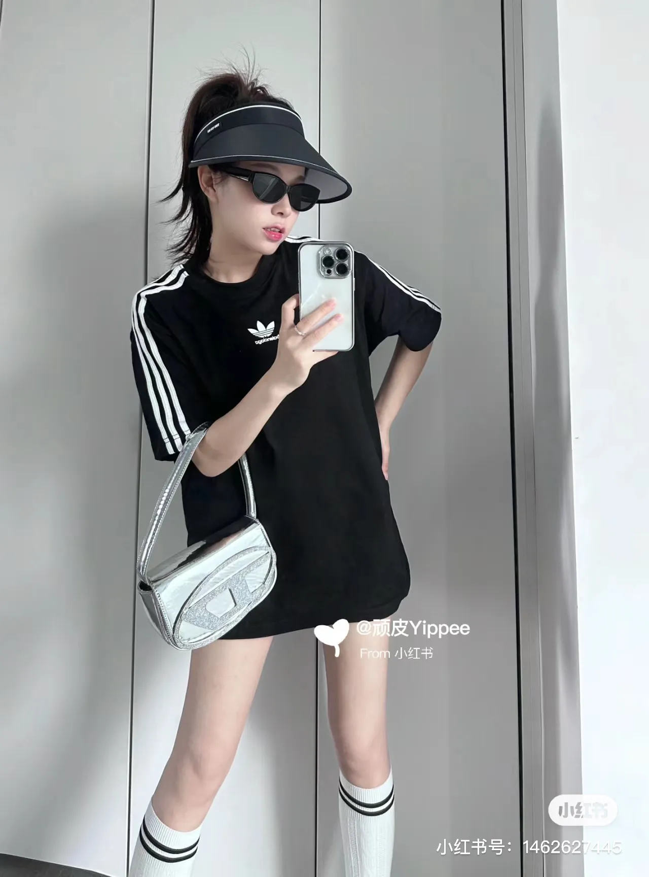 ♻️💯Upper body reference model picture❤️Top tested version - BALENCIAGA - Balenciaga co-branded Adidas Adidas clover striped LOGO offset printed short-sleeved T-shirt. The quality of No.1 in this market Real ceiling quality ✅All original development drawings pay attention to details to avoid mixed sales of stolen pictures ✅Correct 260g custom-woven and dyed double-yarn pure cotton fabric No color difference in custom-dyed threads ✅Correct imported material printing Conley machine white ink direct injection process The letters are clear and three-dimensional, firm and do not fall off ✅Overweight craftsmanship The original version is consistent Differential market currency Here I will explain why I am a little more expensive than others, 1. It seems to be a simple printing or embroidery, but it is not simple at all. 10000% imported machine restoration is not just a lip service. You are welcome to compare with peers. 2. Each model is produced by the company. The details of workmanship and fabrics are consistent with the original ones. It is guaranteed that there will be no color difference with the counters. Reproduction is not scary. Whoever is fake will be embarrassed. It’s not shameful to make a replica, it’s shameful if you can’t buy the correct version if you make a replica. 3. Note that the threaded collars are all original collars of certain countries and regions, with high wrapping. The width of the neckline and cabinets are accurate to the millimeter. Thick necklines are not easy to deform. The collars of high-end products are all restored cabinets. They are different from the big collars in the world. Ordinary garbage short-sleeves are printed with a print. The clavicle of the upper body is exposed. Please be patient. Customers who have bought genuine products or have seen genuine products will come back to place orders again. This is quality. This is quality. 4. Different styles of washed wheat main wheat, including imported wheat, have different colors and codes. Really restore the counter. As we all know, Balenciaga has different English or different colors on the collar labels of each quarter. This distinguishes the fast food products with the same common main wheat washed wheat. 5. Pay attention to the workmanship. The stitching at the neckline has no folds, smooth and natural without overlapping lines, and truly restores this. This is something that many people cannot do. 6. The fabric is made of 260g Paris-specific double yarn. No one can make better fabrics than my family. There is really no way to compare it with the ordinary version on the market. Respect it. It is genuine and costs several thousand yuan. Really don’t buy street stalls. Quality 7. The workmanship is fully restored. The packaging is fully restored. The cost is huge. 8. I guarantee here that this is the highest quality you can find. Size: XS to L P: 290