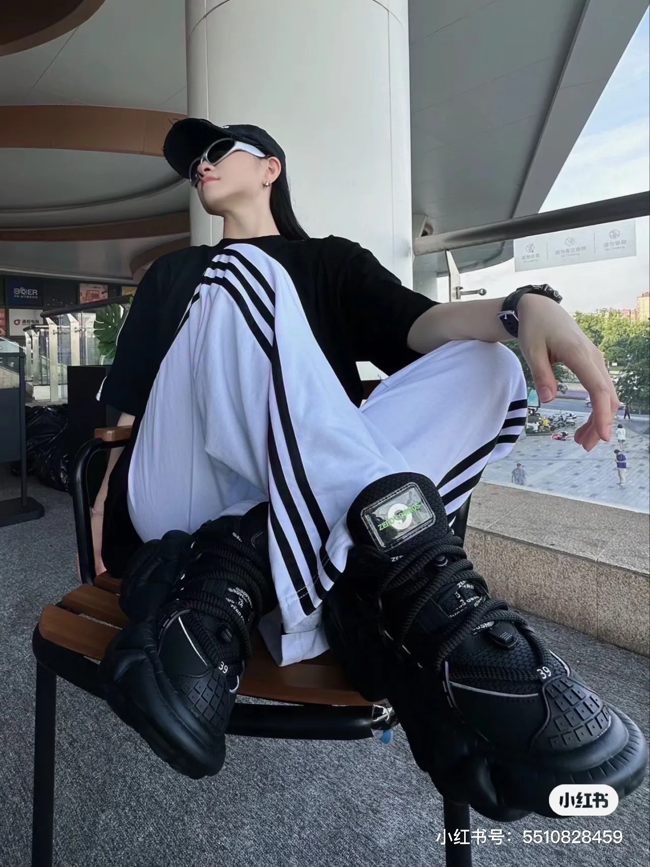 ♻️💯Upper body reference model picture❤️Top tested version - BALENCIAGA - Balenciaga co-branded Adidas Adidas clover striped LOGO offset printed short-sleeved T-shirt. The quality of No.1 in this market Real ceiling quality ✅All original development drawings pay attention to details to avoid mixed sales of stolen pictures ✅Correct 260g custom-woven and dyed double-yarn pure cotton fabric No color difference in custom-dyed threads ✅Correct imported material printing Conley machine white ink direct injection process The letters are clear and three-dimensional, firm and do not fall off ✅Overweight craftsmanship The original version is consistent Differential market currency Here I will explain why I am a little more expensive than others, 1. It seems to be a simple printing or embroidery, but it is not simple at all. 10000% imported machine restoration is not just a lip service. You are welcome to compare with peers. 2. Each model is produced by the company. The details of workmanship and fabrics are consistent with the original ones. It is guaranteed that there will be no color difference with the counters. Reproduction is not scary. Whoever is fake will be embarrassed. It’s not shameful to make a replica, it’s shameful if you can’t buy the correct version if you make a replica. 3. Note that the threaded collars are all original collars of certain countries and regions, with high wrapping. The width of the neckline and cabinets are accurate to the millimeter. Thick necklines are not easy to deform. The collars of high-end products are all restored cabinets. They are different from the big collars in the world. Ordinary garbage short-sleeves are printed with a print. The clavicle of the upper body is exposed. Please be patient. Customers who have bought genuine products or have seen genuine products will come back to place orders again. This is quality. This is quality. 4. Different styles of washed wheat main wheat, including imported wheat, have different colors and codes. Really restore the counter. As we all know, Balenciaga has different English or different colors on the collar labels of each quarter. This distinguishes the fast food products with the same common main wheat washed wheat. 5. Pay attention to the workmanship. The stitching at the neckline has no folds, smooth and natural without overlapping lines, and truly restores this. This is something that many people cannot do. 6. The fabric is made of 260g Paris-specific double yarn. No one can make better fabrics than my family. There is really no way to compare it with the ordinary version on the market. Respect it. It is genuine and costs several thousand yuan. Really don’t buy street stalls. Quality 7. The workmanship is fully restored. The packaging is fully restored. The cost is huge. 8. I guarantee here that this is the highest quality you can find. Size: XS to L P: 290