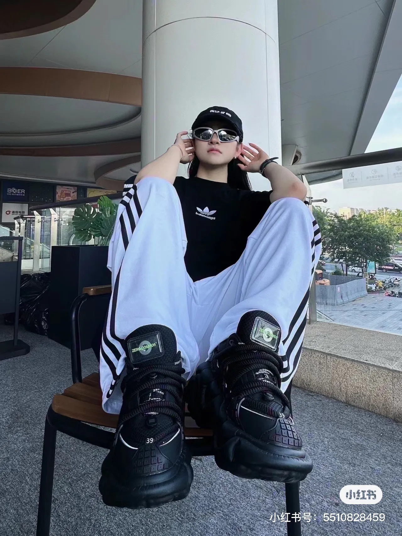 ♻️💯Upper body reference model picture❤️Top tested version - BALENCIAGA - Balenciaga co-branded Adidas Adidas clover striped LOGO offset printed short-sleeved T-shirt. The quality of No.1 in this market Real ceiling quality ✅All original development drawings pay attention to details to avoid mixed sales of stolen pictures ✅Correct 260g custom-woven and dyed double-yarn pure cotton fabric No color difference in custom-dyed threads ✅Correct imported material printing Conley machine white ink direct injection process The letters are clear and three-dimensional, firm and do not fall off ✅Overweight craftsmanship The original version is consistent Differential market currency Here I will explain why I am a little more expensive than others, 1. It seems to be a simple printing or embroidery, but it is not simple at all. 10000% imported machine restoration is not just a lip service. You are welcome to compare with peers. 2. Each model is produced by the company. The details of workmanship and fabrics are consistent with the original ones. It is guaranteed that there will be no color difference with the counters. Reproduction is not scary. Whoever is fake will be embarrassed. It’s not shameful to make a replica, it’s shameful if you can’t buy the correct version if you make a replica. 3. Note that the threaded collars are all original collars of certain countries and regions, with high wrapping. The width of the neckline and cabinets are accurate to the millimeter. Thick necklines are not easy to deform. The collars of high-end products are all restored cabinets. They are different from the big collars in the world. Ordinary garbage short-sleeves are printed with a print. The clavicle of the upper body is exposed. Please be patient. Customers who have bought genuine products or have seen genuine products will come back to place orders again. This is quality. This is quality. 4. Different styles of washed wheat main wheat, including imported wheat, have different colors and codes. Really restore the counter. As we all know, Balenciaga has different English or different colors on the collar labels of each quarter. This distinguishes the fast food products with the same common main wheat washed wheat. 5. Pay attention to the workmanship. The stitching at the neckline has no folds, smooth and natural without overlapping lines, and truly restores this. This is something that many people cannot do. 6. The fabric is made of 260g Paris-specific double yarn. No one can make better fabrics than my family. There is really no way to compare it with the ordinary version on the market. Respect it. It is genuine and costs several thousand yuan. Really don’t buy street stalls. Quality 7. The workmanship is fully restored. The packaging is fully restored. The cost is huge. 8. I guarantee here that this is the highest quality you can find. Size: XS to L P: 290