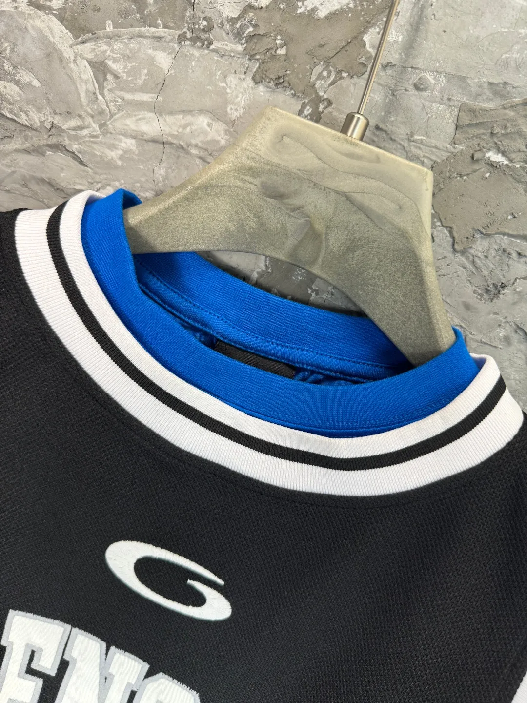 🅿️330 BALENCI*GA Paris basketball jersey fake 3-piece long-sleeved T-shirt. The front panel is made of imported Tajima machine patchwork, embroidery and printing. The back panel is printed. The vest is made of mesh. Overweight process. Restore brick cabinet. Exclusively pattern-woven and dyed 280g fabric. Threads are dyed in the same cylinder with zero color difference. The version adopts OS loose shoulder-drop pattern. Welcome to compare. Same style for men and women -Color: black red -SIZE: Xs S M L style number 8641#
