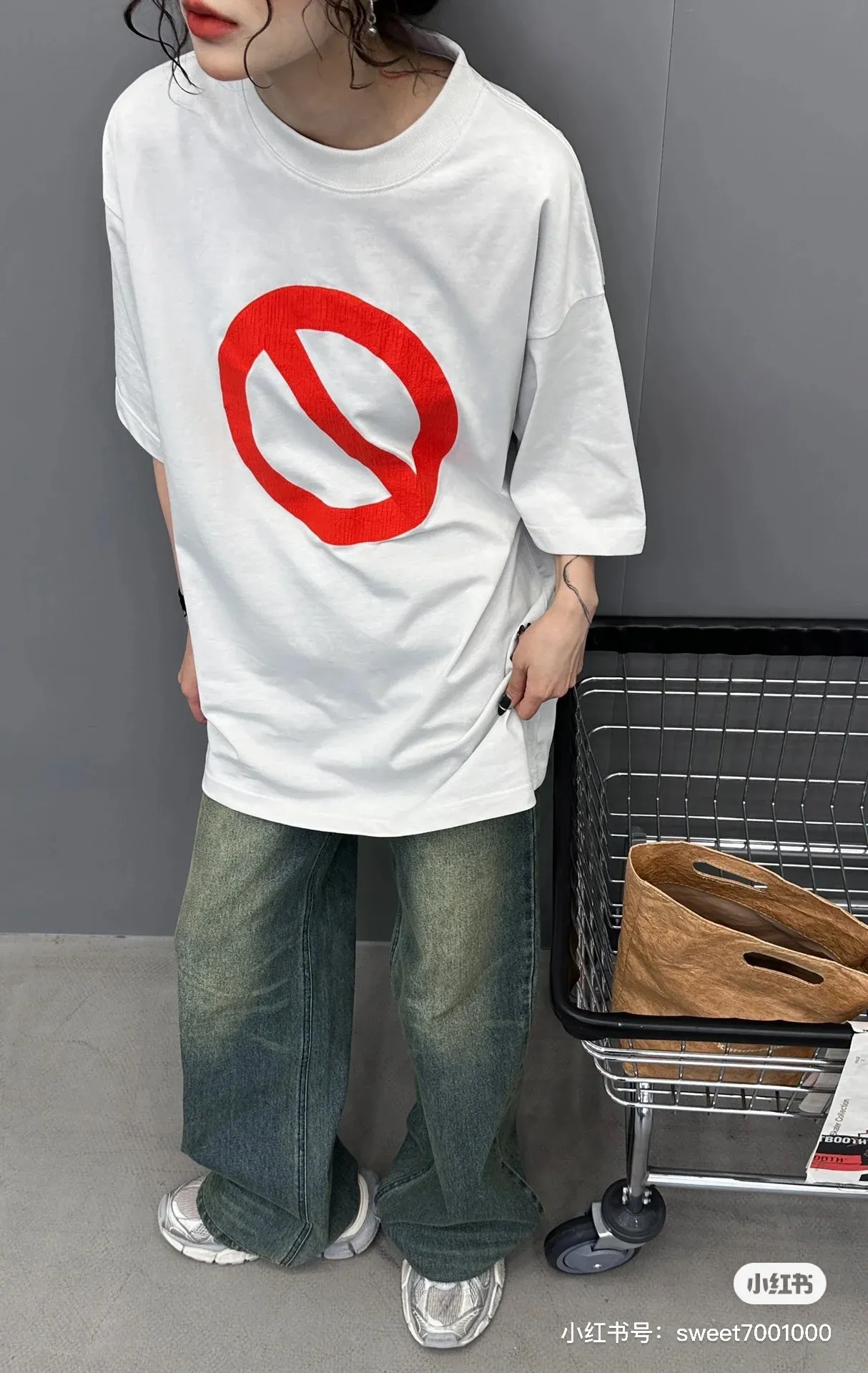 ♻️💯Upper body reference model picture❤️The top tested version of BALENCIAGA burst letter print. LOGO logo printing is exquisitely upgraded. High version of short-sleeved T-shirt. Original fabric. Official same style. Short-sleeved T-shirt. Washed 310g. Pure cotton fabric. Very comfortable to the touch. The latest brick cabinet for spring and summer. Super versatile and good-looking. Very suitable for both men and women. A must-have. Tag. Collar label. Washed wheat. Complete with three labels. Color: White. Black. Size: XS~L P:290.