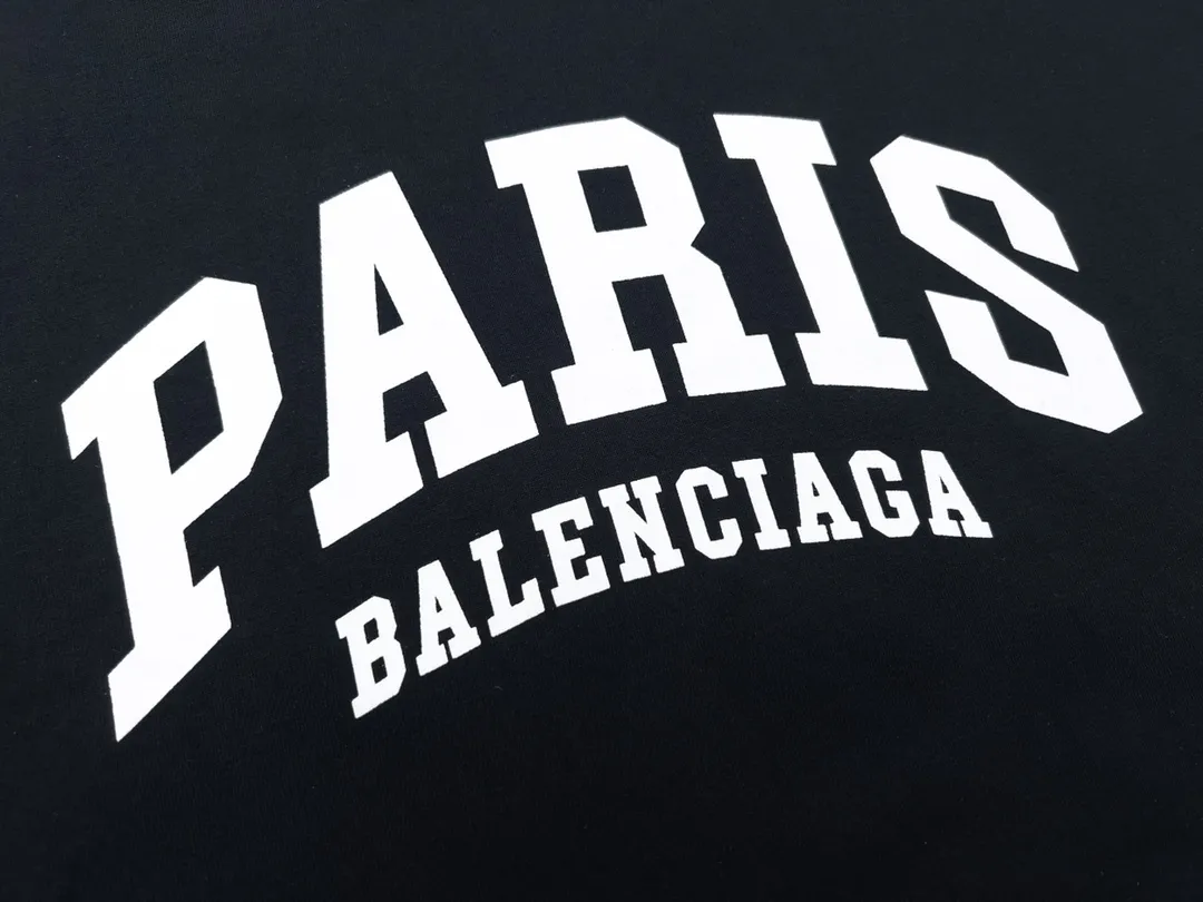🅿️160 Detailed Picture [Top version. Official website quality] BALENCI*GA/Paris. Front-printed PARIS short-sleeved T-shirt. Brick cabinet synchronization. The fabric is made of Paris ZP custom-woven and dyed 100% cotton double yarn compact cotton. The weight is 260 grams, the cloth surface is clean. The cloth pattern is clear, soft and comfortable. The threads are dyed with no color difference. The classic LOGO is printed with environmentally friendly imported materials and precision printing screens. The letters are clear and the effect is three-dimensional, restoring the brick cabinet. Different market currencies, welcome to compare. The version adopts OS loose shoulder design. Same style for men and women. Code: BL223055 Color: white, black, army green, dark green Size: XS to L