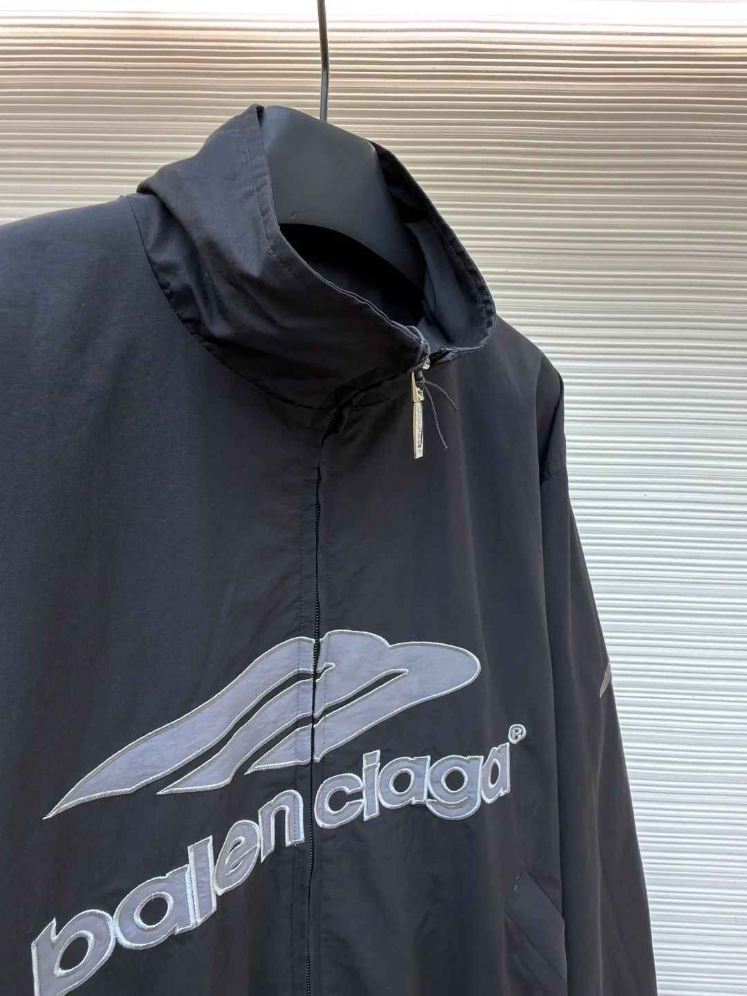 Balenciaga letter logo printed long-sleeved stand-collar jacket ●Original version: purchased and developed at 18499 ●Item number: 1682506-B90 ●Fabric: technical quick-drying fabric ●Technology: printing production ●Color: black ●Version: loose fit ●Weight: about 640 grams ●Size: S-M-L-XL ●Description: This Balenciaga black jacket is made of high-density nylon taffeta fabric. The fabric is first treated with water-repellent treatment, and a nano-scale waterproof membrane is formed on the surface. It is both windproof and lightweight. It is also pre-shrunk, making the garment less likely to shrink and deform. The brand logo and pattern on the body of the garment are 3D silicone hot stamping process. It is made of environmentally friendly silicone material with high elasticity and folding resistance. It is formed by hot pressing at 180°C high temperature and high pressure. The pattern and fabric are firmly combined, not easy to fall off and have a three-dimensional matte texture. The woven label on the side adopts computerized jacquard woven label technology, with a color fastness of above level 4, and the edges are heat-sealed to prevent stripping. The zipper is a custom-made metal matte zipper with wear-resistant electroplating treatment on the teeth. The ribbed edges of the collar and hem have built-in spandex elastic yarn. The splicing of the body is made of overlock seams. The stitches are evenly spaced and the seams are flat. The entire body is ironed and shaped by hand to perfectly present the brand's iconic oversize loose fit. The overall wiring is straight and delicate, the fabric is comfortable and soft, and the color is consistent without color difference. It can be matched with the same style to create a fashionable look and control various occasions. Customized accessories, complete with three standards, same style for men and women!