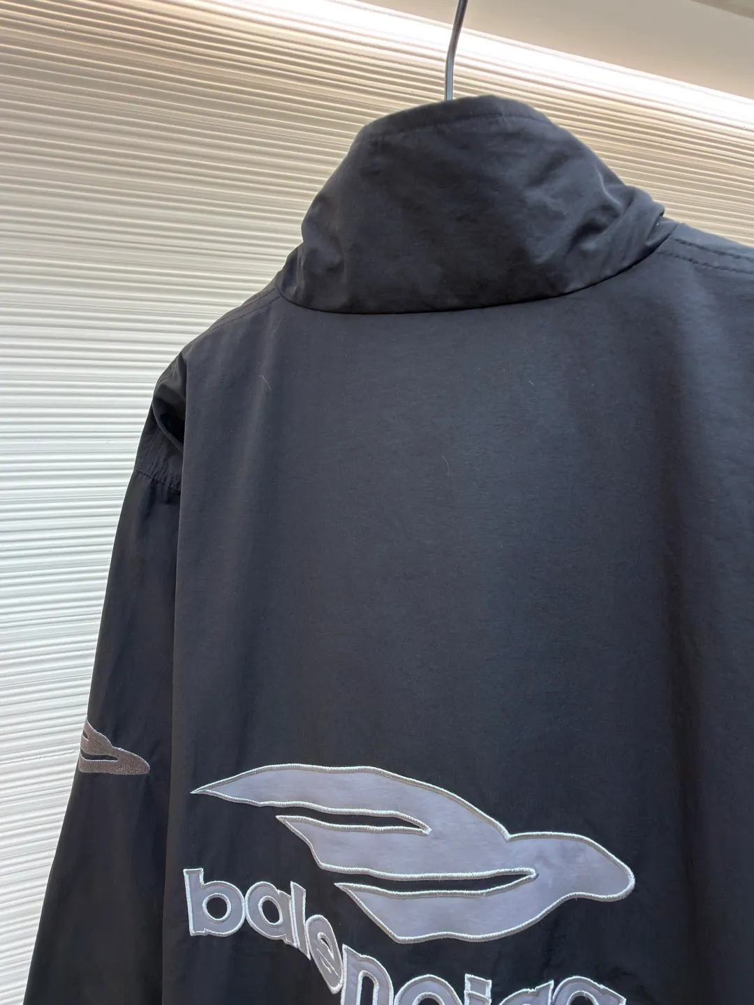 Balenciaga letter logo printed long-sleeved stand-collar jacket ●Original version: purchased and developed at 18499 ●Item number: 1682506-B90 ●Fabric: technical quick-drying fabric ●Technology: printing production ●Color: black ●Version: loose fit ●Weight: about 640 grams ●Size: S-M-L-XL ●Description: This Balenciaga black jacket is made of high-density nylon taffeta fabric. The fabric is first treated with water-repellent treatment, and a nano-scale waterproof membrane is formed on the surface. It is both windproof and lightweight. It is also pre-shrunk, making the garment less likely to shrink and deform. The brand logo and pattern on the body of the garment are 3D silicone hot stamping process. It is made of environmentally friendly silicone material with high elasticity and folding resistance. It is formed by hot pressing at 180°C high temperature and high pressure. The pattern and fabric are firmly combined, not easy to fall off and have a three-dimensional matte texture. The woven label on the side adopts computerized jacquard woven label technology, with a color fastness of above level 4, and the edges are heat-sealed to prevent stripping. The zipper is a custom-made metal matte zipper with wear-resistant electroplating treatment on the teeth. The ribbed edges of the collar and hem have built-in spandex elastic yarn. The splicing of the body is made of overlock seams. The stitches are evenly spaced and the seams are flat. The entire body is ironed and shaped by hand to perfectly present the brand's iconic oversize loose fit. The overall wiring is straight and delicate, the fabric is comfortable and soft, and the color is consistent without color difference. It can be matched with the same style to create a fashionable look and control various occasions. Customized accessories, complete with three standards, same style for men and women!