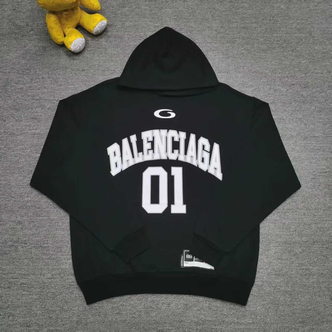 [Top version. Official website quality] BALENCI*GA/Paris.SS25 latest basketball uniform embroidered printed hooded long-sleeved sweatshirt. The front embroidery is embroidered and printed using a Tajima computer embroidery machine, the lower left corner is stamped, and the back piece is printed. The brick cabinets are synchronized. The authentic product is developed at the first time. The fabric is made of Paris ZP custom-woven and dyed cotton sweatshirt. Weighing 460 grams, the cloth surface is clean. The cloth pattern is clear, soft and comfortable. The threads are dyed with no color difference. The printing uses environmentally friendly imported materials, the letters are clear and the effect is three-dimensional. The version adopts OS loose shoulder design. Men and women Color: Black Purple Size: XS S M L P: 490