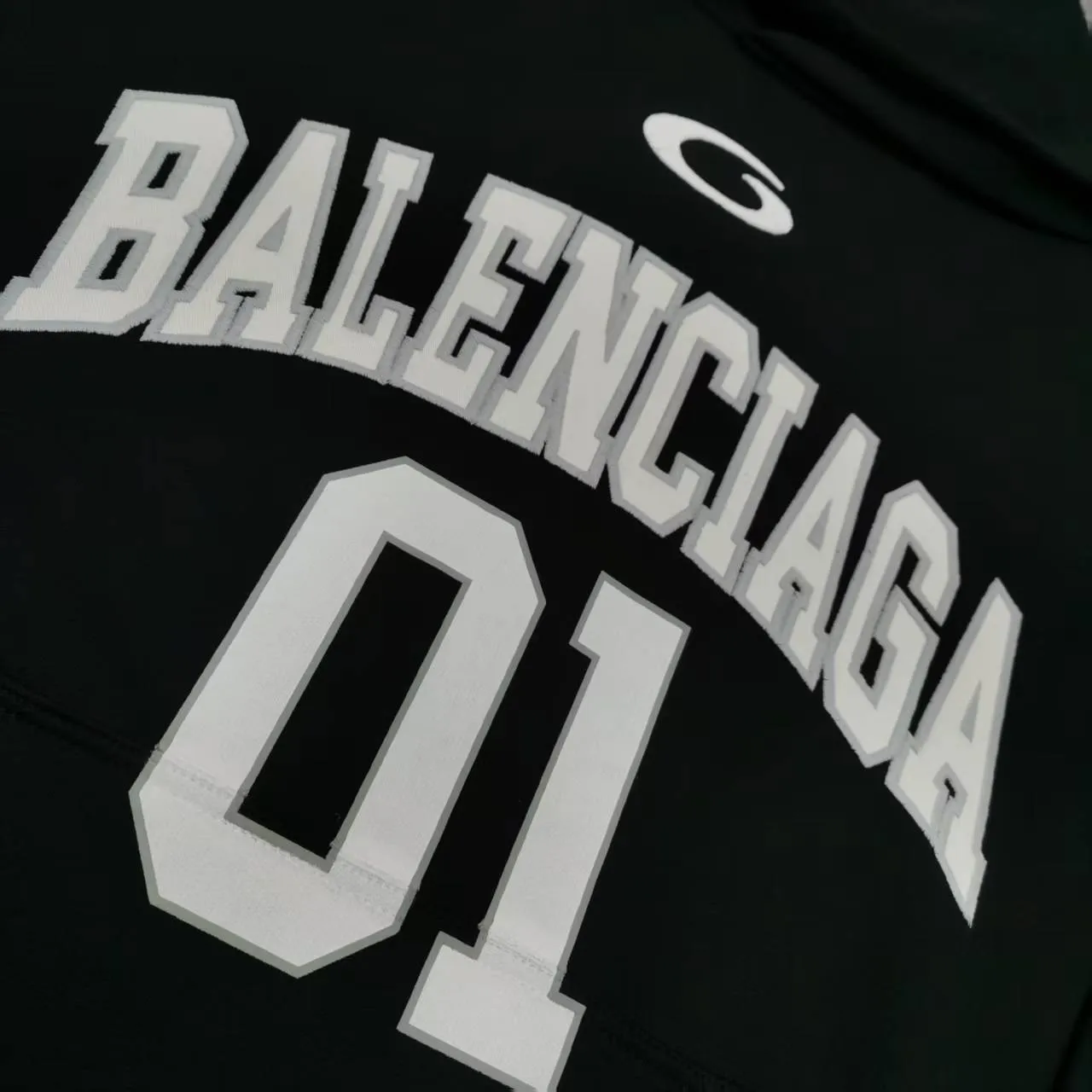 [Top version. Official website quality] BALENCI*GA/Paris.SS25 latest basketball uniform embroidered printed hooded long-sleeved sweatshirt. The front embroidery is embroidered and printed using a Tajima computer embroidery machine, the lower left corner is stamped, and the back piece is printed. The brick cabinets are synchronized. The authentic product is developed at the first time. The fabric is made of Paris ZP custom-woven and dyed cotton sweatshirt. Weighing 460 grams, the cloth surface is clean. The cloth pattern is clear, soft and comfortable. The threads are dyed with no color difference. The printing uses environmentally friendly imported materials, the letters are clear and the effect is three-dimensional. The version adopts OS loose shoulder design. Men and women Color: Black Purple Size: XS S M L P: 490
