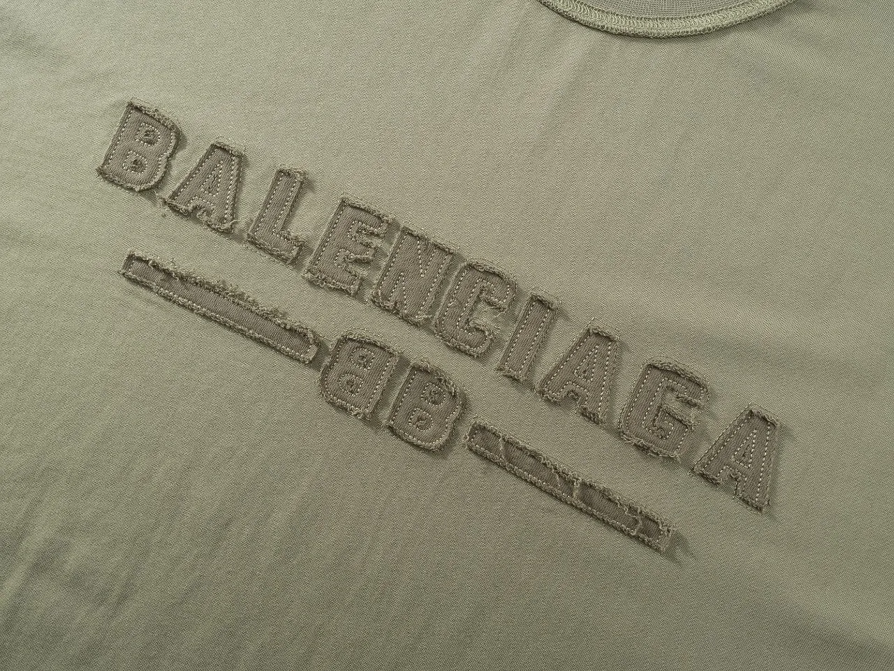🅿️200 Actual pictures [Top version. Official website quality] BALENCI*GA/Paris #2025 new style washed short-sleeved T-shirt with letter LOGO chest patch embroidery, ready-to-wear stitching on the reverse side, ready-to-wear wash, full of design sense. Welcome to compare. The fabric is made of Paris ZP custom-woven and dyed cotton double yarn, weighing 260 grams, the cloth surface is clean. The cloth pattern is clear, soft and comfortable. The threads are dyed with no color difference. The classic letter LOGO is embroidered with imported Tajima embroidery machine. The effect is three-dimensional. Restore the brick cabinet, adopt OS loose shoulder style. Same style for men and women. Code: BL253639 Color: washed black, matte blue, green Size: XS S M L