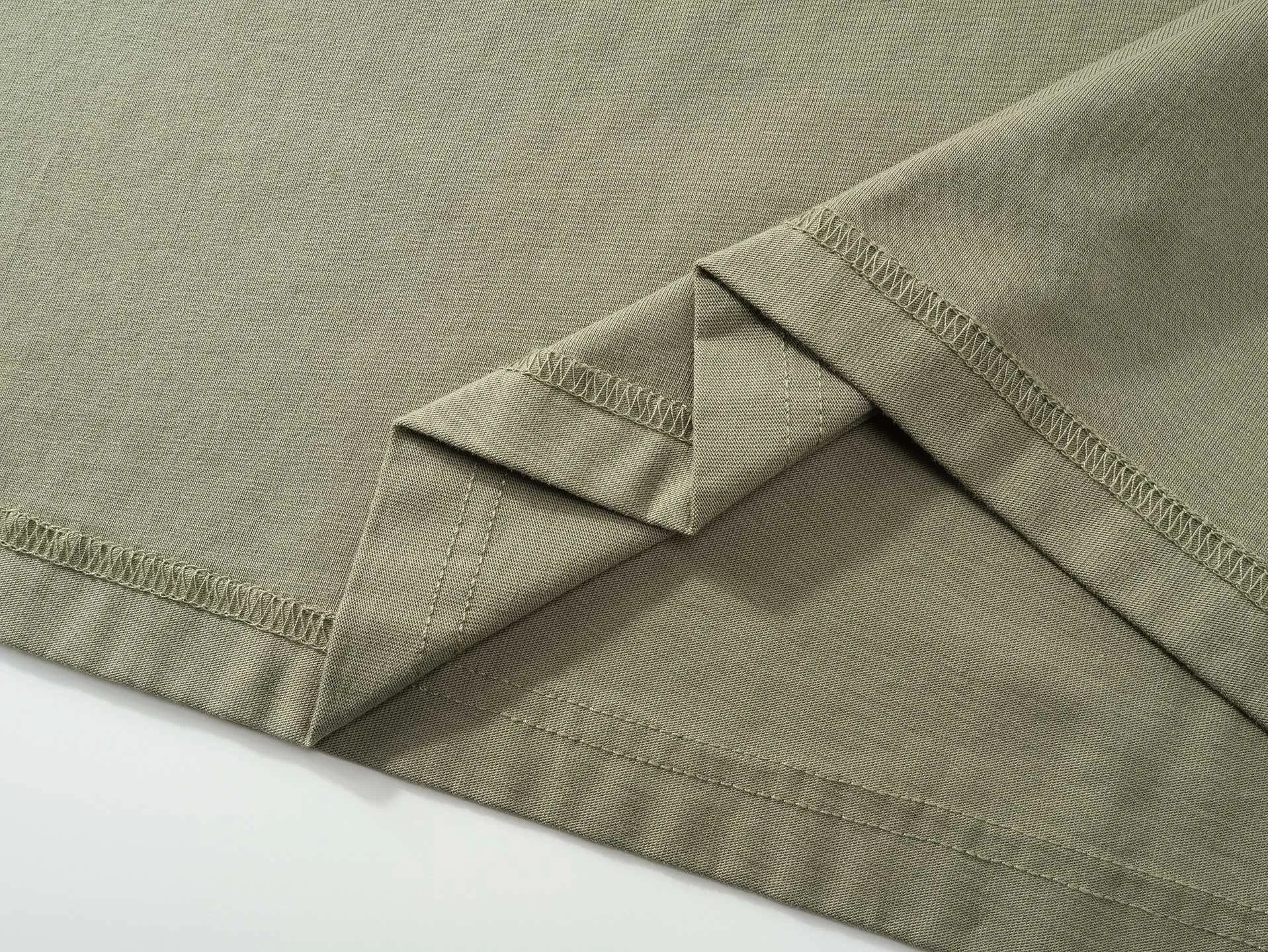 🅿️200 Actual pictures [Top version. Official website quality] BALENCI*GA/Paris #2025 new style washed short-sleeved T-shirt with letter LOGO chest patch embroidery, ready-to-wear stitching on the reverse side, ready-to-wear wash, full of design sense. Welcome to compare. The fabric is made of Paris ZP custom-woven and dyed cotton double yarn, weighing 260 grams, the cloth surface is clean. The cloth pattern is clear, soft and comfortable. The threads are dyed with no color difference. The classic letter LOGO is embroidered with imported Tajima embroidery machine. The effect is three-dimensional. Restore the brick cabinet, adopt OS loose shoulder style. Same style for men and women. Code: BL253639 Color: washed black, matte blue, green Size: XS S M L